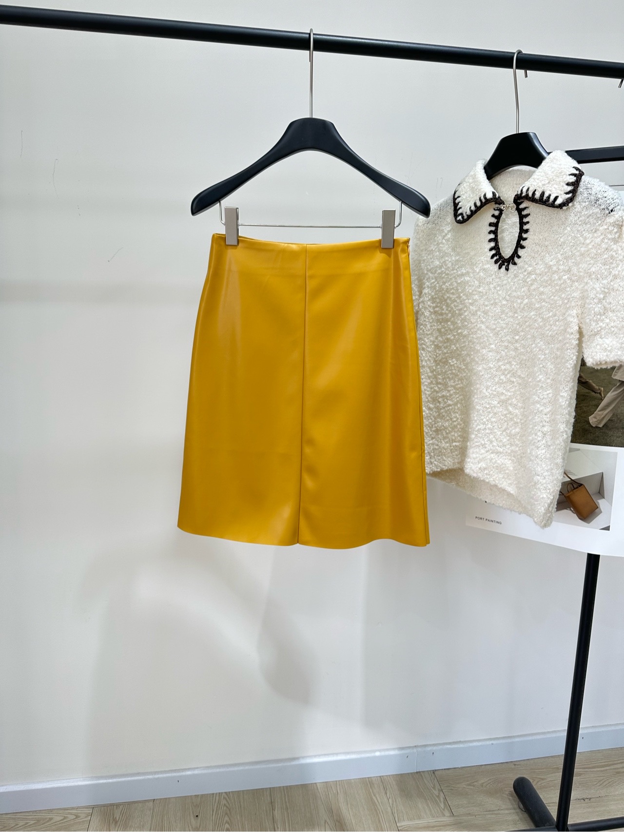 NO:658813,[M dark yellow modern logo leather skirt], made of pu leather and yellow color. Miu's yellow PU leather skirt has a high-waisted A-line version, simple and very recognizable! Front brand logo. The texture is full of soft and shiny PU leather. It is super stylish for autumn and winter, and it is also windproof. The skirt length is moderate and can be worn for commuting and leisure. Pair it with a sweater or coat, and you can easily get the French retro style~ Flat size S waist 68, hip 90, skirt length 54  M waist 72, hip 94, skirt length 55 L waist 76, hip 98, skirt length 56 There will be an error of 2 to 3cm due to manual measurement, which is within the normal range,,miumiu,skirts,alexander wang19860909【M暗黄色摩登标牌皮半裙】 ,面料pu皮 颜色黄色 Miu这款黄色PU皮半身裙 高腰A字版型,简约又超有辨识度! 正面品牌标识 质感满分PU皮柔软有光泽 秋冬穿超有型,还防风 裙长适中,通勤休闲都能穿 搭配针织衫或大衣,轻松get法式复古风~ 平铺尺码 S腰围68,臀围90,裙长54 M腰围72,臀围94,裙长55 L腰围76,臀围98,裙长56 手工测量会有2～3cm误差属于正常范围,,miumiu,skirts,alexander wang,Women's clothing