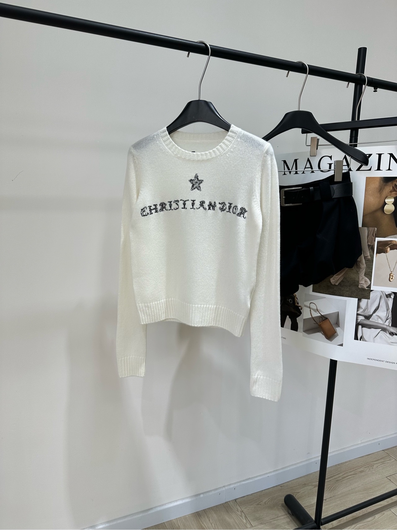 NO:658826,[D milky white star embroidered cashmere sweater], fabric cashmere, color milky white, original customization!  High-quality Dior autumn and winter lucky star embroidered sweater. Milky white cashmere blend, soft and comfortable. Super comfortable to wear next to the body! Black letters + five-pointed star embroidery on the chest. Perfect recognition, simple and advanced. Regular tailoring, suitable for wearing alone or layered. It can be easily worn for commuting, dating, and festivals. Paired with items of the same color, it directly adds a sense of atmosphere, and is a must-have for gentle autumn and winter! Flat size  S Shoulder width 36, bust 86 stretch, length 50, sleeve length 66 M Shoulder width 37, bust 90 stretch, length 52, sleeve length 67 L Shoulder width 38, bust 94 stretch, length 54, sleeve length 68 Manual measurement will have an error of 2 to 3cm, which is within the normal range, dior, sweaters, alexander wang19860909【D奶白色星星刺绣羊绒针织衫】 ,面料羊绒 颜色奶白色 原版定制！高版出品 Dior秋冬幸运星刺绣毛衣 奶白色羊绒混纺,柔软舒适 贴身穿超舒服! 胸前黑色字母+五角星刺绣 辨识度满分,简约又高级 常规剪裁,单穿或内搭都很OK 通勤,约会,节日都能轻松驾驭 搭配同色系单品 氛围感直接拉满,秋冬温柔风必备! 平铺尺码 S肩宽36,胸围86弹力,衣长50,袖长66 M肩宽37,胸围90弹力,衣长52,袖长67 L肩宽38,胸围94弹力,衣长54,袖长68 手工测量会有2～3cm误差属于正常范围,,dior,sweaters,alexander wang,Women's clothing