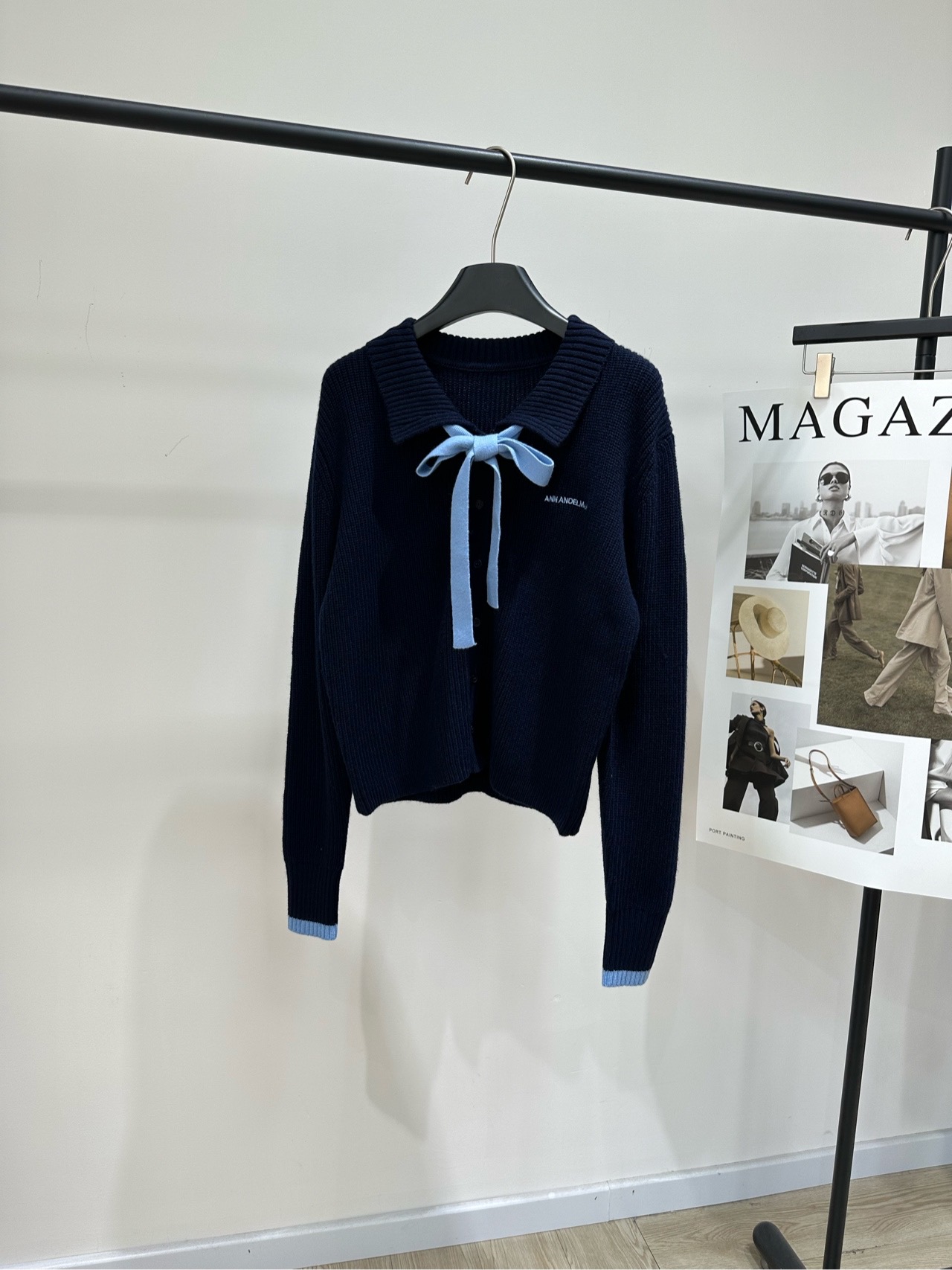 NO:658818,[Ann's navy lace-up lapel knitted cardigan], fabric 50% wool blend, color navy ANN ANDELMAN's navy lace-up knitted cardigan is made of high-quality sheep wool, soft and warm, perfect for autumn and winter! Lapel + light blue satin lace is retro and sweet, contrasting cuffs and hidden button details are very design-friendly. Loose fit, tolerant. It can be worn casually with jeans or gentle with a skirt. It can be easily switched between multiple styles. It is a must-have versatile item for autumn and winter wardrobes!  Flat size S shoulder width 43, chest 102, length 54, sleeve length 65 M shoulder width 44, chest 106, length 56, sleeve length 66 L shoulder width 45, chest 110, length 58, sleeve length 67 Manual measurement will have an error of 2 to 3cm, which is within the normal range,,skirts,jeans,alexander wang19860909【Ann藏蓝系带翻领针织开衫】 ,面料50羊毛混纺 颜色藏蓝 ANN ANDELMAN这款藏蓝系带针织开衫 采用高品质绵羊毛,柔软又保暖 秋冬穿超合适!翻领+浅蓝缎面系带 复古又甜美,撞色袖口和暗扣细节超有设计感 宽松版型,包容性强 搭牛仔裤休闲,配半裙温柔 轻松切换多种风格,是秋冬衣橱必备百搭单品! 平铺尺码 S肩宽43,胸围102,衣长54,袖长65 M肩宽44,胸围106,衣长56,袖长66 L肩宽45,胸围110,衣长58,袖长67 手工测量会有2～3cm误差属于正常范围,,skirts,jeans,alexander wang,Women's clothing