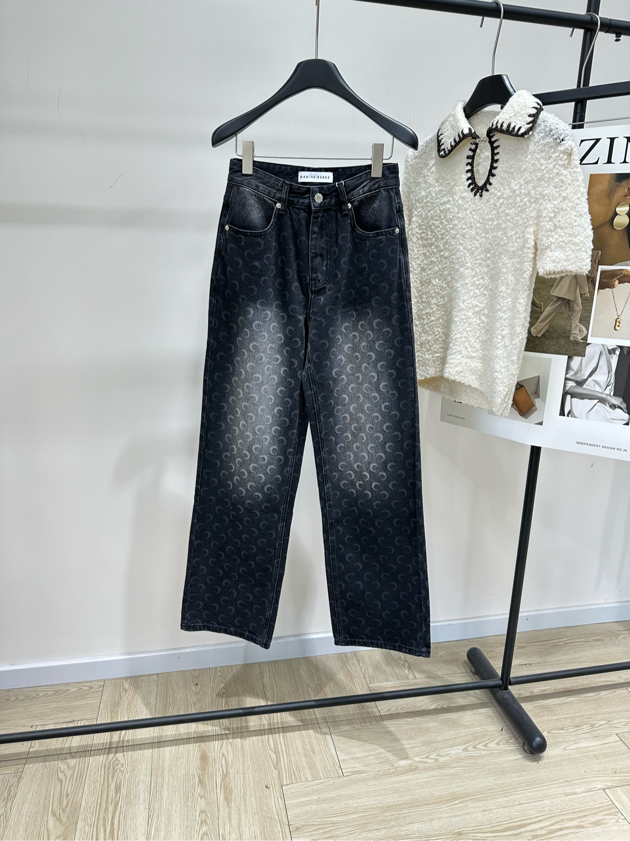 NO:663818,[MS gray and black moon dark pattern denim trousers], fabric denim cotton, color gray and black Marine Serre crescent jacquard jeans, the iconic crescent moon pattern is very recognizable! High-quality denim, washed black and gray, retro and fashionable, loose straight fit, comfortable and long legs, easy to control in daily or street style. Deconstructive design + environmental protection concept. Super popular in the fashion circle, a must-have item for fashionistas! Flat size S waist 66, hip 98, trouser length 107  M waist 70, hip 102, trouser length 108 L waist 74, hip 106, trouser length 109 There will be an error of 2 to 3cm due to manual measurement, which is within the normal range, jeans,  19860909【MS灰黑色月亮暗纹牛仔长裤】 ,面料牛仔棉 颜色灰黑色 Marine Serre新月提花牛仔裤 标志性新月图案超有辨识度! 高品质牛仔布,水洗黑灰色 复古又时髦,宽松直筒版型 舒适显腿长,日常或街头风都能轻松驾驭 解构主义设计+环保理念 时尚圈超火,潮人必备单品! 平铺尺码 S腰围66,臀围98,裤长107 M腰围70,臀围102,裤长108 L腰围74,臀围106,裤长109 手工测量会有2～3cm误差属于正常范围,,jeans, ,Women's clothing