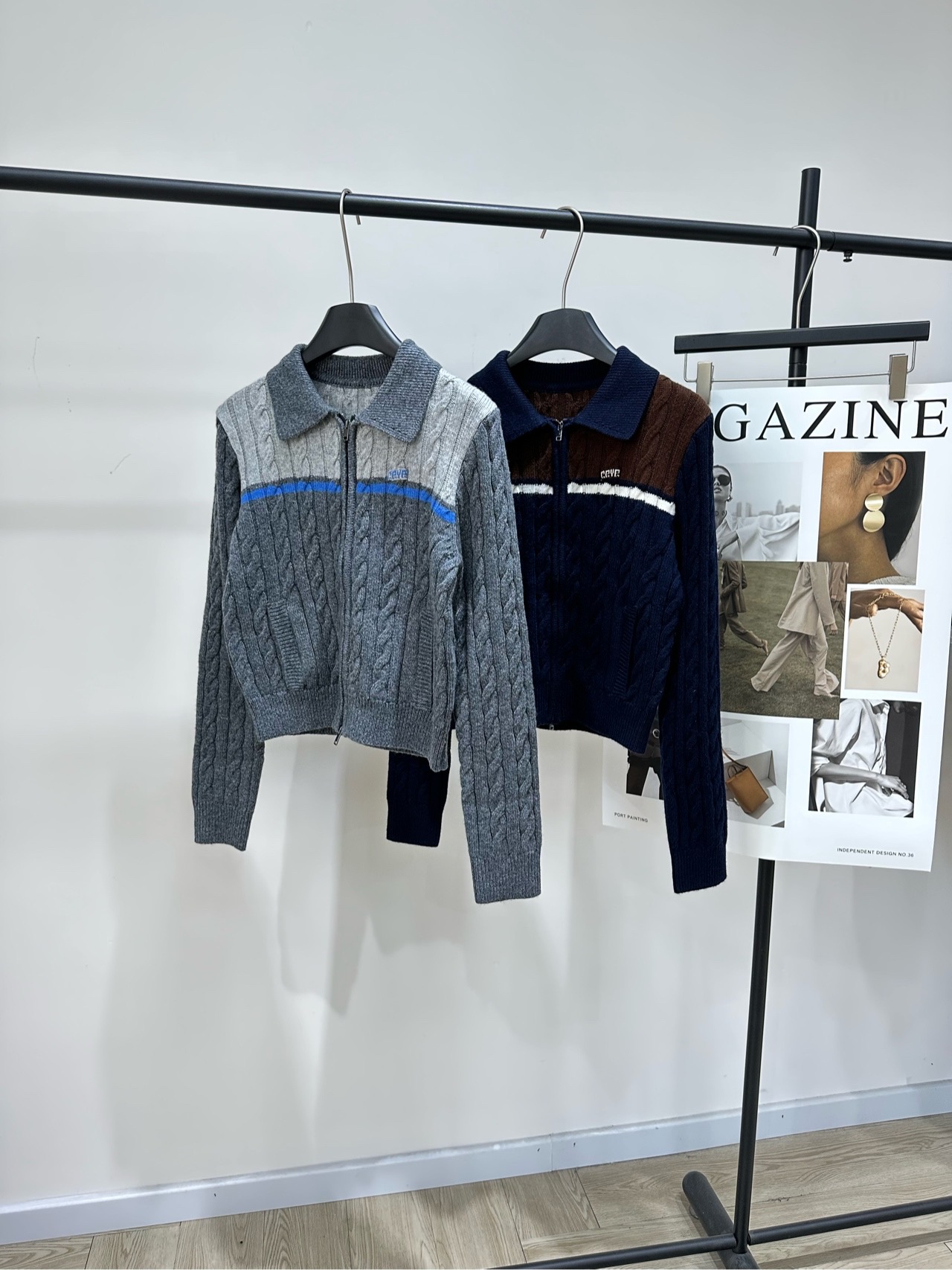 NO:663825,[GR color-blocked twist zipper lapel wool cardigan], fabric 30 wool blend, color gray, navy blue GROVE's color-blocked twist knitted zipper jacket, navy blue + brown contrasting design, full of retro college style! Twist texture + lapel zipper, full of details. The short version shows the body proportions. It goes well with high-waisted pants or skirts~ The knitted fabric is soft and comfortable, perfect for autumn and winter. The same style as Song Ji-ah, a must-have for Korean style.  Easy to control for commuting and leisure! Flat size S shoulder width 37, chest 90 stretch, length 47, sleeve length 62 M shoulder width 38, chest 94 stretch, dress length 48, sleeve length 63 L shoulder width 39, chest 98 stretch, dress length 49, sleeve length 64 Manual measurement will have an error of 2 to 3cm, which is within the normal range, skirts, jackets & coats,  19860909【GR拼色麻花拉链翻领羊毛开衫】 ,面料30羊毛混纺 颜色灰色、藏蓝 GROVE这款拼色麻花针织拉链外套 藏蓝+棕色撞色设计 复古学院风满满! 麻花纹理+翻领拉链,细节感十足 短款版型超显身材比例 搭高腰裤或裙都很出彩~ 针织面料柔软舒适,秋冬穿超合适 宋智雅同款,韩系穿搭必备 通勤休闲都能轻松驾驭! 平铺尺码 S肩宽37,胸围90弹力,衣长47,袖长62 M肩宽38,胸围94弹力,衣长48,袖长63 L肩宽39,胸围98弹力,衣长49,袖长64 手工测量会有2～3cm误差属于正常范围,,skirts,jackets & coats, ,Women's clothing