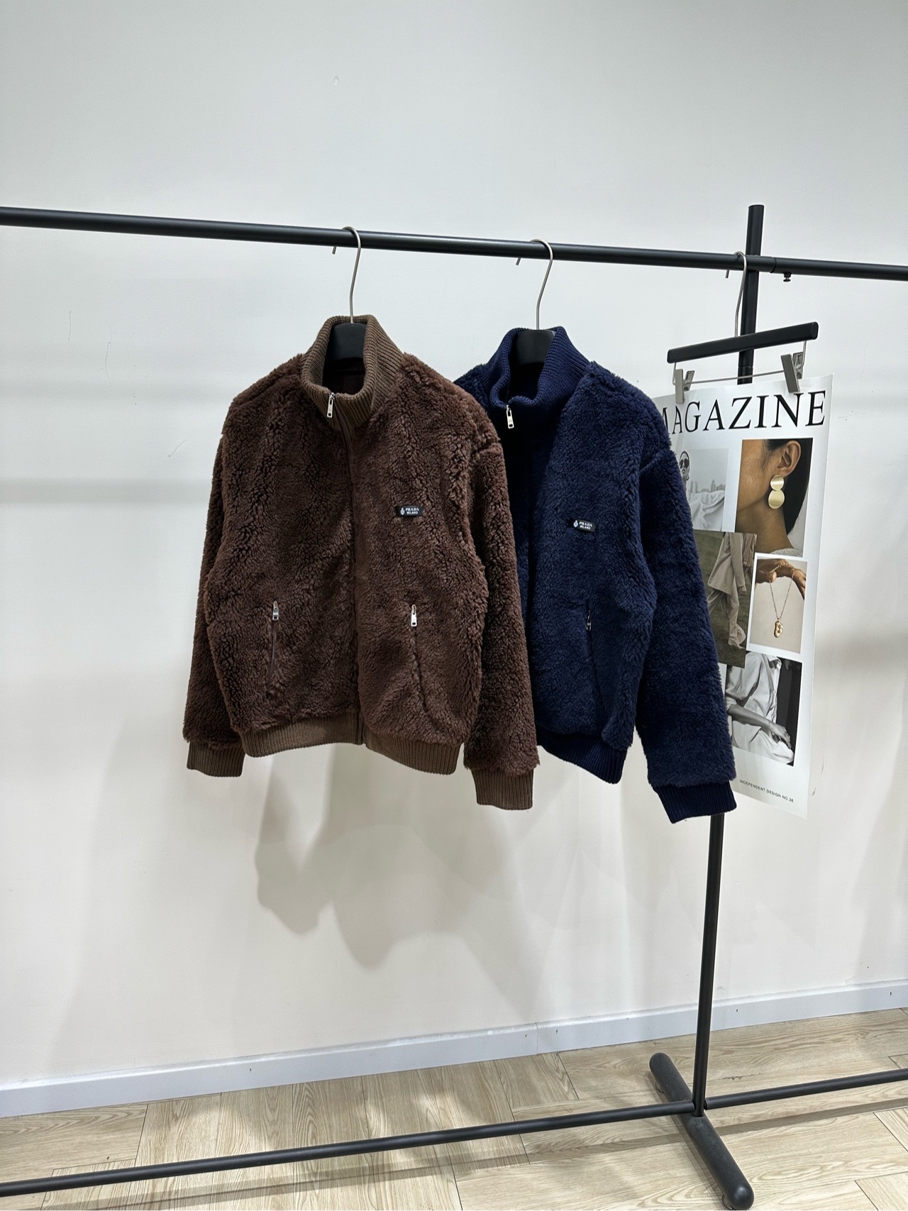 NO:666169,[P imitation lamb wool teddy bear zipper jacket], fabric imitation lamb wool composite fabric, color brown, dark blue Pra* fleece Teddy jacket, made of imitation wool fleece material, soft and warm, perfect for autumn and winter! Zipper closure + two zipper pockets, practical and convenient Knitted rib collar and cuffs, fit and comfortable Dark brown, low-key and versatile, easy to control for daily casual or outdoor use, loose fit, good with jeans or casual pants  Warm and stylish! Flat size S shoulder width 50, chest circumference 116, length 61, sleeve length 58 M shoulder width 51, chest circumference 120, length 62, sleeve length 59 L shoulder width 52, bust 124, length 63, sleeve length 60 Manual measurement will have an error of 2 to 3cm, which is within the normal range, prada, jeans, jackets & coats,  19860909【P仿羊羔毛泰迪熊拉链夹克】 ,面料仿羊羔毛复合面料 颜色咖色、深蓝 Pra* 抓绒泰迪夹克,采用仿羊毛抓绒材质 柔软又保暖,秋冬穿超合适! 拉链开合+两个拉链口袋,实用又方便 针织罗纹领口和袖口,贴合又舒适 深棕色低调百搭 日常休闲或户外都能轻松驾驭 版型宽松,搭配牛仔裤或休闲裤都很OK 保暖又有型! 平铺尺码 S肩宽50,胸围116,衣长61,袖长58 M肩宽51,胸围120,衣长62,袖长59 L肩宽52,胸围124,衣长63,袖长60 手工测量会有2～3cm误差属于正常范围,,prada,jeans,jackets & coats, ,Women's clothing