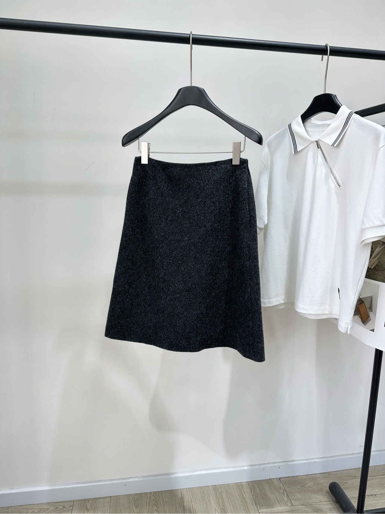 NO:666167,[M dark gray tweed mid-length skirt], made of wool tweed, color dark gray, Miu 2025 autumn and winter new dark gray tweed skirt, made of wool tweed fabric, high-quality design, A-line skirt + patch letter decoration, fashionable and exquisite. The fabric is fine, suitable for autumn and winter wear. It looks great with sweaters or short boots. It can be easily controlled in college style or retro style. It is suitable for daily commuting and leisure occasions.  Practical and stylish, if you like textured items, don’t miss it! Flat size S waist 68, hip 94, skirt length 57 M waist 72, hip 98, skirt length 58 L waist 76, hip 102, skirt length 59 Manual measurement will have an error of 2 to 3cm, which is within the normal range, miumiu, boots, skirts,  19860909【M深灰色粗花呢中长半裙】 ,面料羊毛粗花呢 颜色深灰色 Miu 2025秋冬新款深灰色粗花呢半身裙 采用羊毛粗花呢面料,质感高级计 A字裙型+贴布字母装饰,时髦又精致 面料细腻,适合秋冬穿搭 搭配针织衫或短靴都很出彩 学院风or复古风都能轻松驾驭 日常通勤、休闲场合都很适合 实用又有设计感,喜欢质感单品的姐妹别错过啦! 平铺尺码 S腰围68,臀围94,裙长57 M腰围72,臀围98,裙长58 L腰围76,臀围102,裙长59 手工测量会有2～3cm误差属于正常范围,,miumiu,boots,skirts, ,Women's clothing