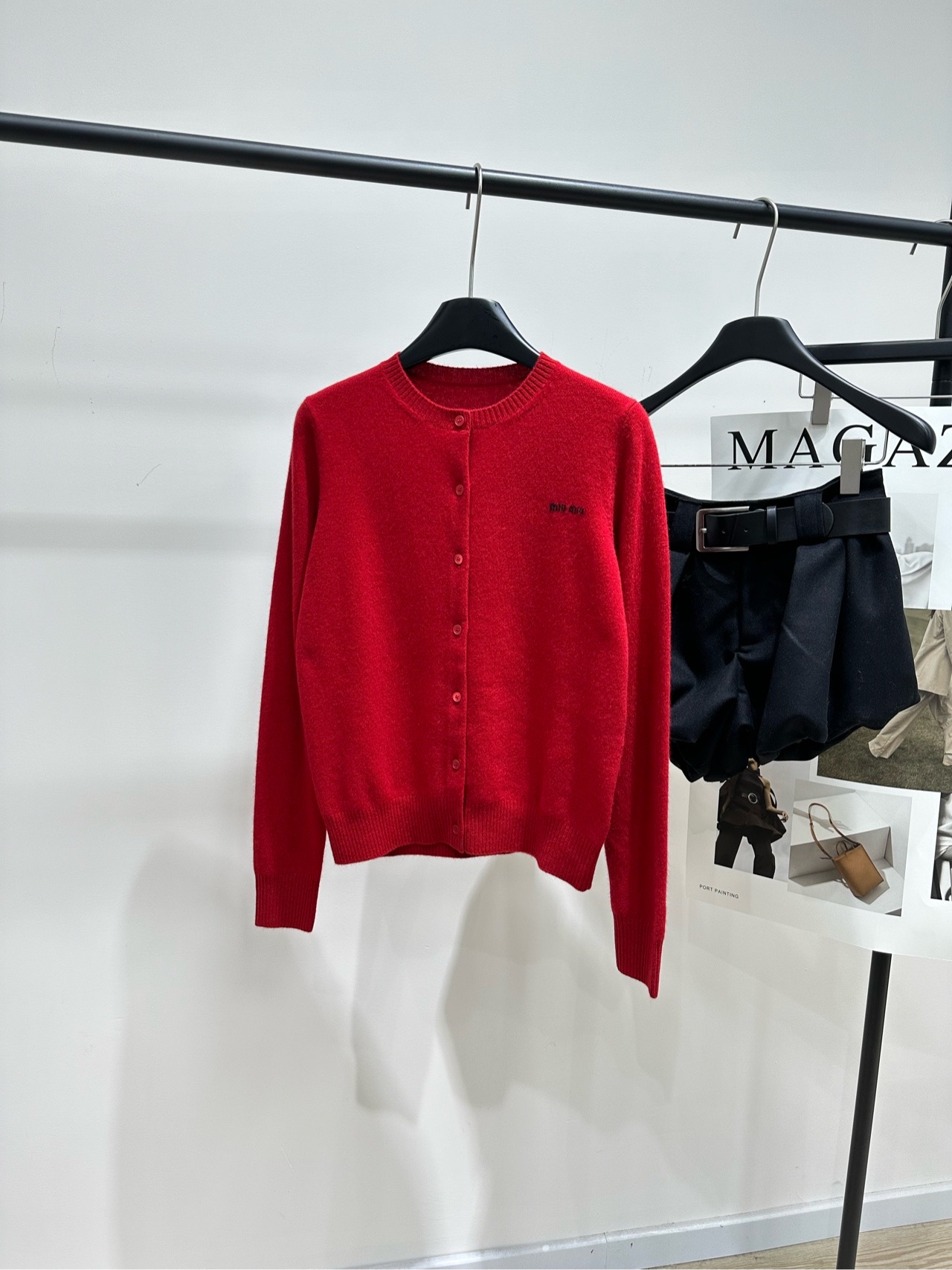 NO:666162,[M red small label wool round neck cardigan], fabric wool color red Miu's red round neck buttoned cardigan sweater soft knitted fabric, comfortable and warm to wear. Front button design, very easy to put on and take off. The embroidery details on the chest are very design. Loose fit, suitable for a variety of body shapes. It is OK to wear alone or layered to easily create a casual and age-reducing style. The red color is super energetic and can be easily worn in autumn and winter, and can be easily worn during autumn and winter. It goes well with jeans or casual pants. Flat size  S Shoulder width 35, bust 90, length 53, sleeve length 64 M Shoulder width 36, chest 94, length 55, sleeve length 65 L Shoulder width 37, bust 98, length 57, sleeve length 66 Manual measurement will have an error of 2 to 3cm, which is within the normal range,,miumiu,jeans,sweaters, 19860909【M红色小标羊毛圆领开衫】 ,面料羊毛 颜色红色 Miu这款红色圆领排扣开衫毛衣 柔软针织面料,穿着舒适又保暖 正面排扣设计,穿脱超方便 胸前刺绣细节很有设计感 宽松版型,适合多种身材 单穿或叠穿都很OK,轻松打造休闲减龄风 红色超显活力,秋冬日常 节日都能轻松驾驭 搭配牛仔裤或休闲裤都很出彩 平铺尺码 S肩宽35,胸围90,衣长53,袖长64 M肩宽36,胸围94,衣长55,袖长65 L肩宽37,胸围98,衣长57,袖长66 手工测量会有2～3cm误差属于正常范围,,miumiu,jeans,sweaters, ,Women's clothing