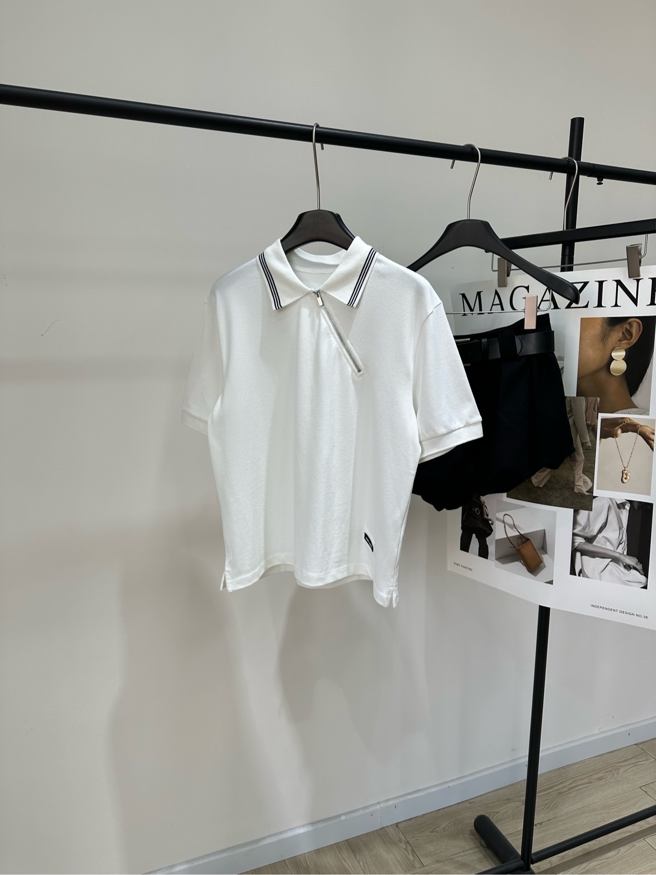 NO:666655,[M white diagonal zipper pique cotton polo short-sleeved T], the fabric is pure cotton, the color is white, Miu's white short-sleeved Polo shirt, classic lapel + stripe decoration, simple and detailed! The cotton fabric is breathable and comfortable, super friendly for daily wear~ The zipper design is easy to put on and take off, and you can adjust the collar at will. It is OK for leisure or commuting. The loose fit is super tolerant to the body. It goes well with jeans and skirts. It is easy to switch styles and is a must-have and versatile item in the wardrobe! Flat size  S shoulder width 44, chest circumference 104, length 57, sleeve length 24 M shoulder width 45, chest circumference 108, length 59, sleeve length 25 L shoulder width 46, chest circumference 112, length 61, sleeve length 26 Manual measurement will have an error of 2 to 3cm, which is within the normal range,,miumiu,skirts,jeans,T-shirt, 19860909【M白色斜拉链珠地棉polo短袖T】 ,面料全棉 颜色白色 Miu这件白色短袖Polo衫 经典翻领+条纹装饰 简约又有细节感! 棉质面料透气舒适,日常穿着超友好~ 拉链设计方便穿脱,还能随心调节领口 休闲or通勤都 OK.宽松版型对身材超包容 搭配牛仔裤,半裙都很出彩 轻松切换风格,是衣橱必备百搭单品! 平铺尺码 S肩宽44,胸围104,衣长57,袖长24 M肩宽45,胸围108,衣长59,袖长25 L肩宽46,胸围112,衣长61,袖长26 手工测量会有2～3cm误差属于正常范围,,miumiu,skirts,jeans,T-shirt, ,Women's clothing