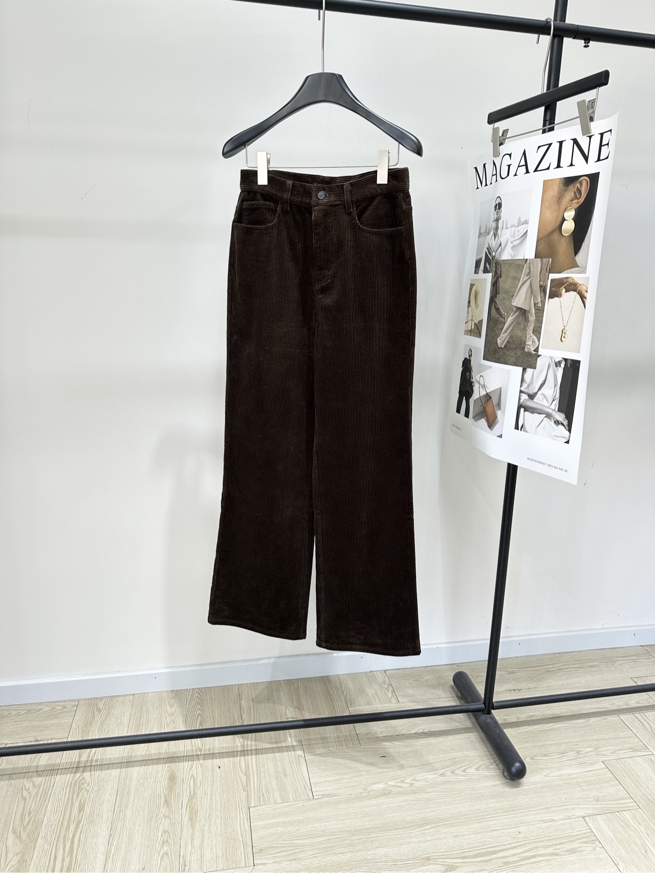 NO:666648,[M caramel color corduroy casual trousers], fabric corduroy color caramel *｜Corduroy trousers 25SS new winter style new!  The shape and details of these corduroy trousers are reminiscent of 90s aesthetics and menswear styles. The loose fit and contrasting leather logo show off iconic and authentic style. Flat sizing S waist 68, hips 96, length 105 M waist 72, hips 100, length 106 L waist 76, hips 104, length 107. There will be a 2-3cm error in manual measurement, which is normal,  19860909【M焦糖色灯芯绒休闲长裤】 ,面料灯芯绒 颜色焦糖色 *｜灯芯绒长裤 25SS冬季新款上新！ 这款灯芯绒长裤的造型和细节 让人联想到90年代的美学和男装风格 宽松版型和撞色皮革徽标 展现标志性和真实风格 平铺尺码 S腰围68,臀围96,裤长105 M腰围72,臀围100,裤长106 L腰围76,臀围104,裤长107 手工测量会有2～3cm误差属于正常范围,, ,Women's clothing