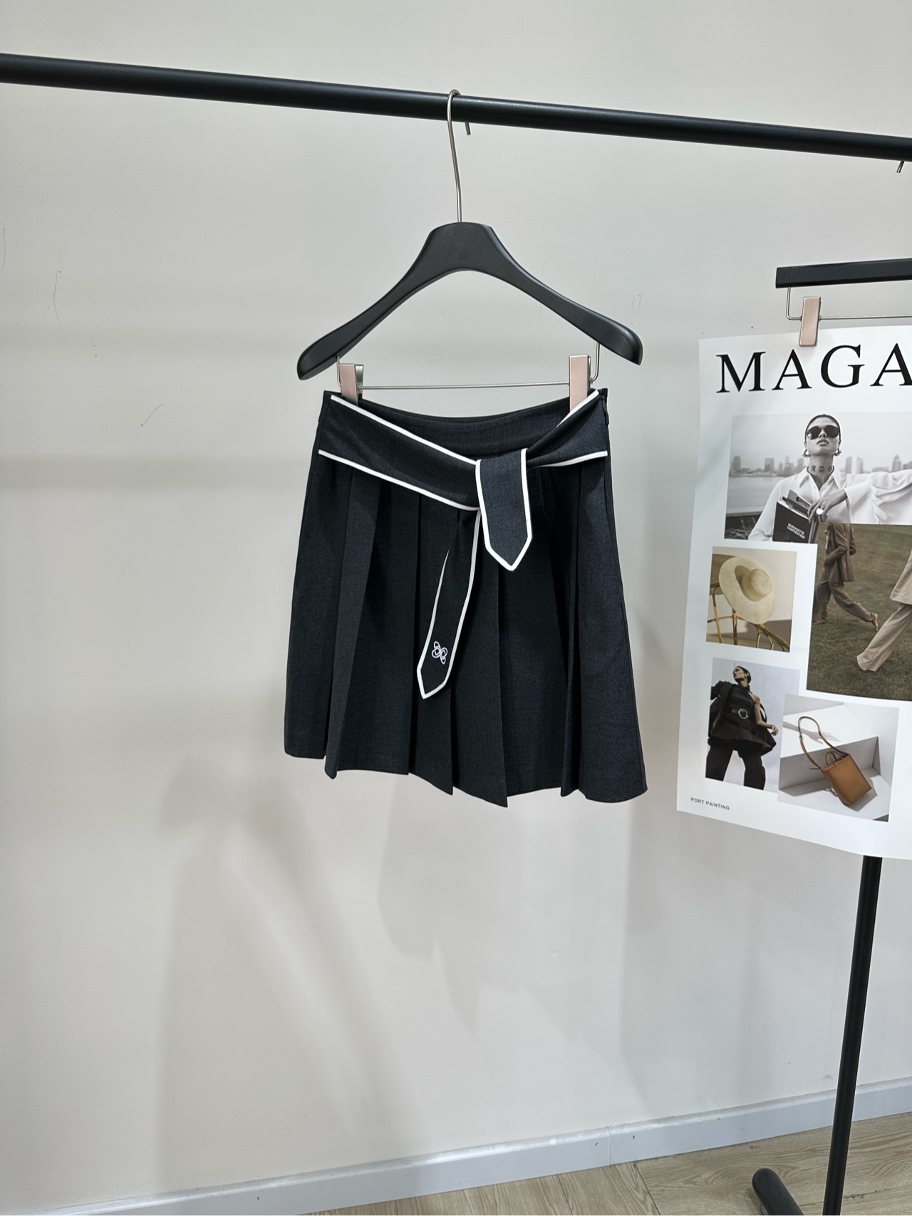 NO:666642,[Ann's gray pleated skirt with white edges and laces], fabric rayon blend, color dark gray, Ann's dark gray high-waisted pleated skirt, thin fabric + white line decoration, simple and detailed! Waist strap design, fake two pieces full of layering, modified waistline, super slimming, pleated skirt has good drape, and has a sense of agility when walking. It can be easily controlled in college style or Korean style~ Pair it with a short sweater, vest or shirt  It is perfect for daily outings and photos. It is very suitable to wear in spring and autumn! The flat size has anti-exposure lining shorts. S waist 70, hip 94, skirt length 44. M waist 74, hip 98, skirt length 45. L waist 78, hip 102, skirt length 46. There will be an error of 2 to 3cm in manual measurement, which is within the normal range. Skirts, shorts, shirts,  19860909【Ann灰色白边系带百褶半裙】 ,面料人棉混纺 颜色深灰色 Ann这款深灰色高腰百褶裙 轻薄面料+白色线条装饰 简约又有细节感! 腰部绑带设计,假两件层次感满满 修饰腰线超显瘦 百褶裙摆垂感好,走路自带灵动感 学院风or韩系风都能轻松驾驭~ 搭配短款针织衫,背心或衬衫 日常出街,拍照都很出片,春秋季节穿超合适! 平铺尺码有防走光内衬短裤 S腰围70,臀围94,裙长44 M腰围74,臀围98,裙长45 L腰围78,臀围102,裙长46 手工测量会有2～3cm误差属于正常范围,,skirts,shorts,shirts, ,Women's clothing