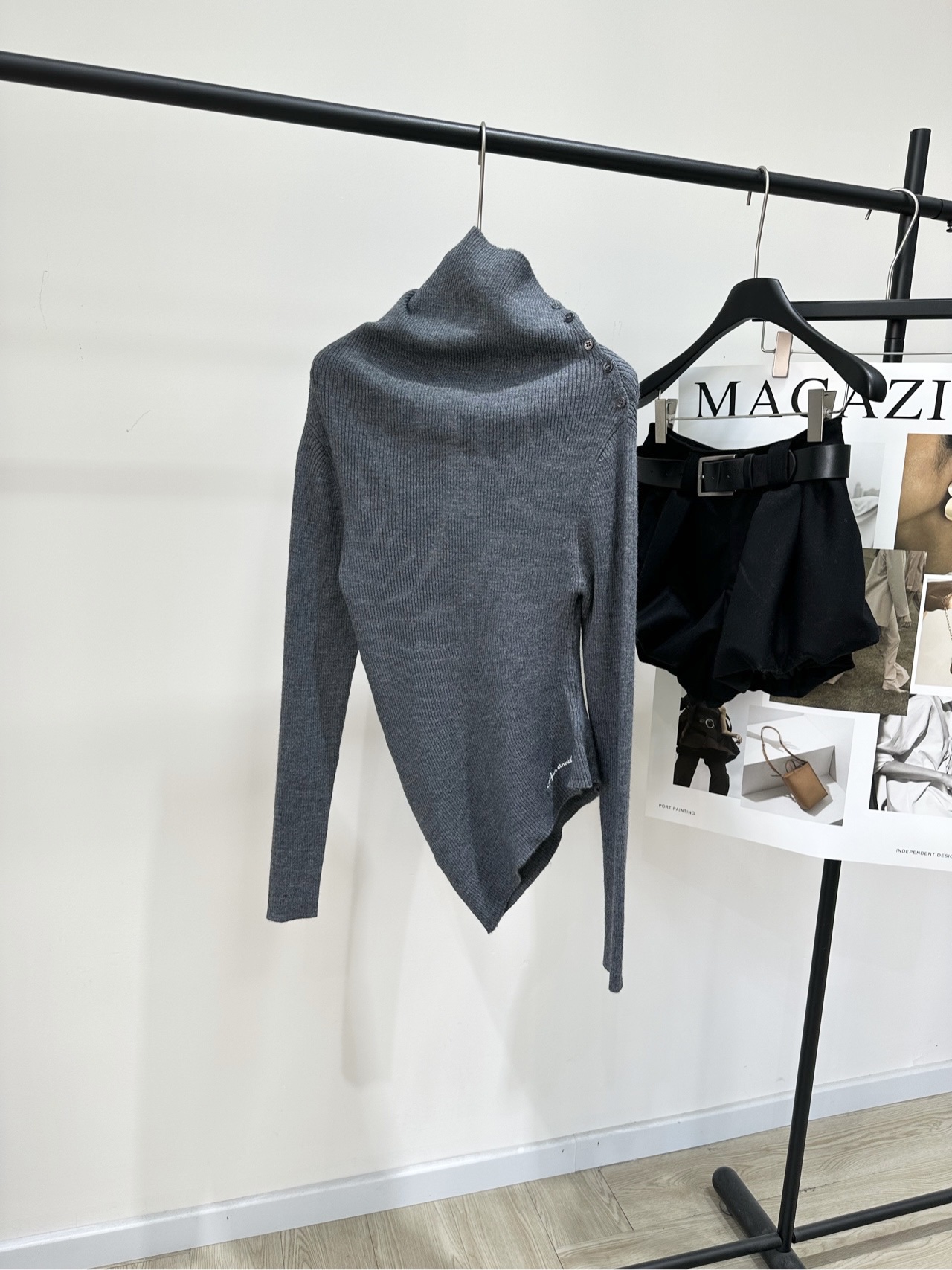 NO:666666,[Ann gray side button irregular collar sweater] l, fabric 50 wool blend, color gray Ann Korean style irregular turtleneck bottoming shirt, dark gray knitted fabric, soft and close-fitting, perfect for autumn and winter inner wear! The turtleneck design modifies the neck line, warm and fashionable Irregular hem + side button details Full of layering, looks great with a coat or knitted cardigan The fabric is light but warm, easy to use for commuting and leisure  Simple and stylish, a must-have for Korean styles! Flat size S Shoulder width 37, bust 68 stretch, length 55, sleeve length 64 M Shoulder width 38, chest 72 stretch, length 56, sleeve length 65 L Shoulder width 37, bust 76 stretch, length 57, sleeve length 66 There will be an error of 2 to 3cm in manual measurement, which is normal,  19860909【Ann灰色侧纽扣不规则领针织衫】 l,面料50羊毛混纺 颜色灰色 Ann韩系风格不规则高领打底衫 深灰色针织面料,柔软贴身 秋冬内搭超适合! 高领设计修饰颈部线条,保暖又时髦 不规则下摆+侧边纽扣细节 层次感满满,搭配大衣或针织开衫都很出彩 面料轻薄但保暖,通勤休闲都能轻松驾驭 简约又有设计感,韩系穿搭必备! 平铺尺码 S肩宽37,胸围68弹力,衣长55,袖长64 M肩宽38,胸围72弹力,衣长56,袖长65 L肩宽37,胸围76弹力,衣长57,袖长66 手工测量会有2～3cm误差属于正常范围,, ,Women's clothing