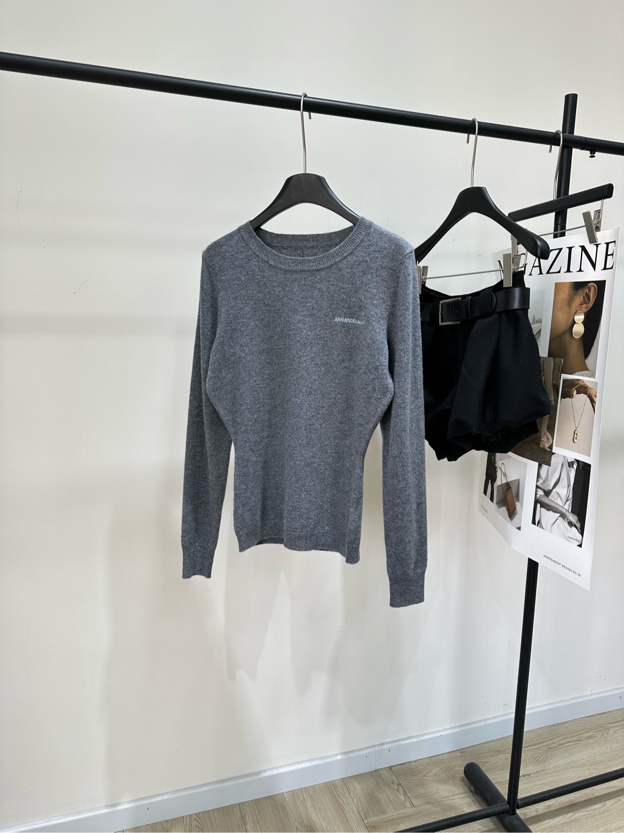 NO:666654,[Ann gray center seam round neck long-sleeved sweater], made of wool, color gray, ANN ANDELMAN gray woolen long-sleeved, soft knitted fabric, slim fit, suitable for body shape, suitable for wearing alone or layered in autumn and winter! Brand embroidery on the left chest, perfect details, stacked cuff design, full of layering, very popular in early autumn, versatile gray, easy to wear with jeans, casual pants are very good, can be easily used for commuting and leisure~ Flat size  S Shoulder width 37, chest circumference 86 stretch, length 58, sleeve length 67 M Shoulder width 38, bust 90 stretch, length 59, sleeve length 68 L Shoulder width 39, bust 94 stretch, length 60, sleeve length 69 Manual measurement will have an error of 2 to 3cm, which is within the normal range,,jeans,sweaters, 19860909【Ann灰色中缝圆领长袖毛衣】 ,面料羊毛 颜色灰色 ANN ANDELMAN灰色毛织长袖 柔软针织面料,修身剪裁 贴合身形,秋冬单穿或内搭都很OK! 左胸品牌刺绣,细节满分 堆堆袖口设计,层次感十足 早秋穿搭超流行 灰色百搭,随手搭牛仔裤 休闲裤都很出彩,通勤休闲都能轻松驾驭~ 平铺尺码 S肩宽37,胸围86弹力,衣长58,袖长67 M肩宽38,胸围90弹力,衣长59,袖长68 L肩宽39,胸围94弹力,衣长60,袖长69 手工测量会有2～3cm误差属于正常范围,,jeans,sweaters, ,Women's clothing