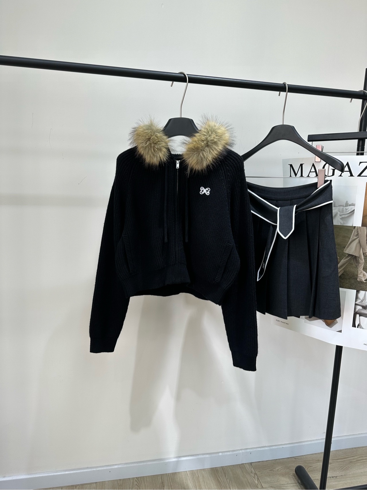 NO:666649,[Ann's black fur collar hooded zipper cardigan], fabric 50% wool + imitation fur, color black Ann*'s black plush hooded sweater, soft knitted fabric + imitation fur hood, warm and stylish! The bow embroidery on the chest is super exquisite, the details are perfect, the loose fit, super comfortable to wear in autumn and winter, casually match with short skirts or boots, you can easily get a sense of casual fashion~ Suitable for daily outings and parties, practical and fashionable! Flat size  S raglan sleeves, bust 104, length 46, shoulder sleeve length 73 M Raglan sleeves, bust 108, length 47, shoulder sleeve length 74 L Raglan sleeves, bust 112, length 48, shoulder sleeve length 75 Manual measurement will have an error of 2 to 3cm, which is within the normal range, boots, skirts, hats,  19860909【Ann黑色毛毛领连帽拉链开衫】 ,面料50羊毛+仿皮草 颜色黑色 Ann*这款黑色毛绒连帽针织衫 柔软针织面料+仿皮草连帽,保暖又有型! 胸前蝴蝶结刺绣超精致,细节满分 宽松版型,秋冬穿超舒服 随便搭配短裙or靴 轻松get休闲时尚感~ 日常出街,聚会都很适合,实用又时髦! 平铺尺码 S插肩袖,胸围104,衣长46,肩袖长73 M插肩袖,胸围108,衣长47,肩袖长74 L插肩袖,胸围112,衣长48,肩袖长75 手工测量会有2～3cm误差属于正常范围,,boots,skirts,hats, ,Women's clothing