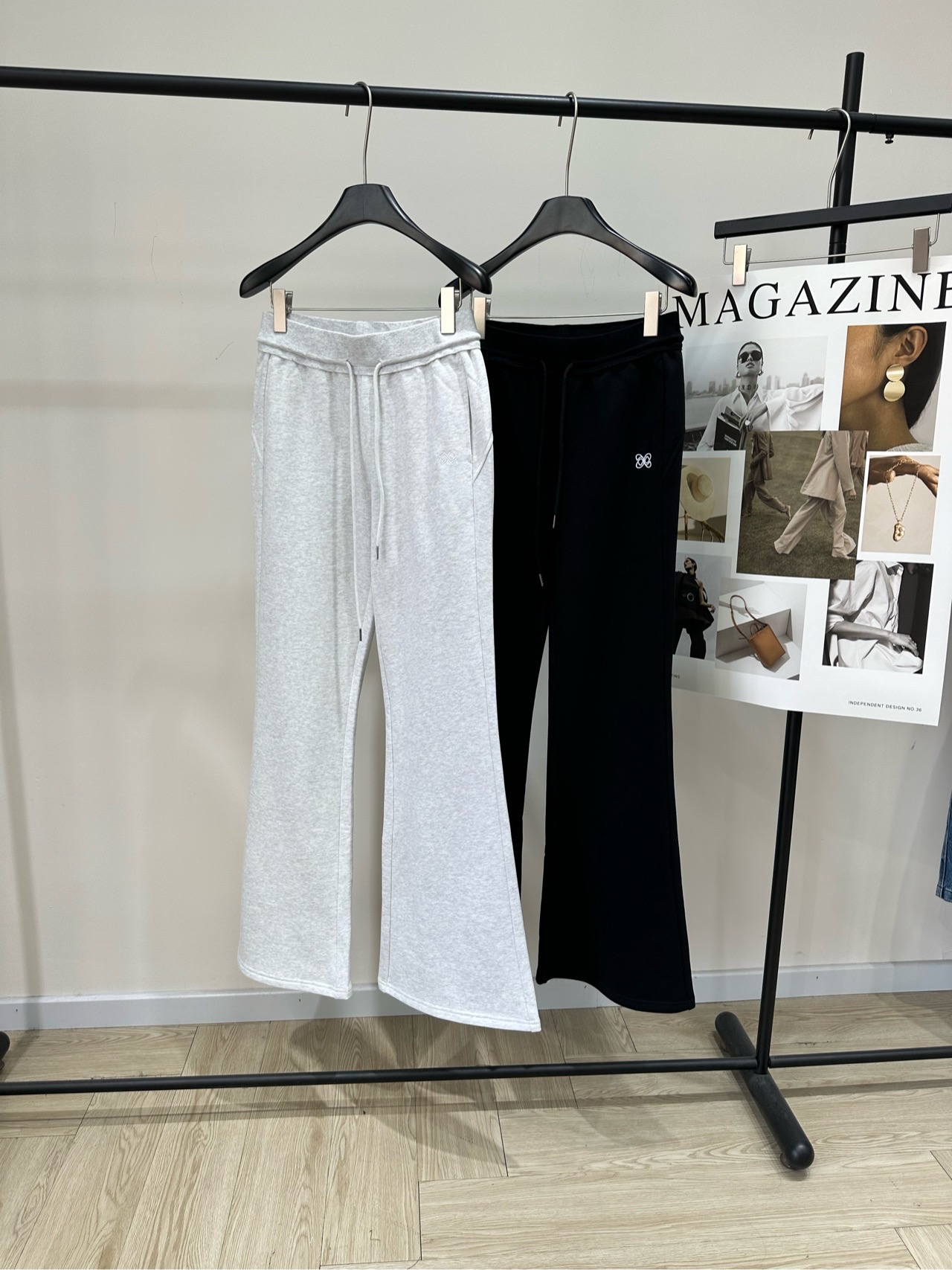 NO:666641,[Ann butterfly logo fleece micro-flare casual trousers], fabric: 100% cotton fleece fabric, color light gray, black Ann* new butterfly logo embroidered micro-flare casual trousers, made of soft plush fabric, warm and comfortable, perfect for autumn and winter! Loose wide legs + drawstring elastic waist, the leg shape is also very flexible, easy to control for daily commuting and leisure. The light gray is versatile and easy to match, and it looks good with sweaters and sweaters. It is not bulky to wear in southern winter.  Practical and fashionable, it is a must-have item for autumn and winter wardrobe! Flat size S waist 66 elastic, hip 96, trouser length 107 M waist 70 elastic, hip 100, trouser length 109 L waist 74 elastic, hip 104, trouser length 111 Manual measurement will have an error of 2 to 3cm, which is within the normal range, hoodie, sweatshirts, sweaters,  19860909【Ann蝴蝶标抓绒微喇休闲卫长裤】 ,面料 全棉抓绒面料 颜色浅灰、黑色 Ann*新款蝴蝶标刺绣微喇休闲长裤 采用柔软加绒面料,保暖又舒适 秋冬穿超合适!宽松阔腿+抽绳松紧腰 修饰腿型还很灵活,日常通勤 休闲都能轻松驾驭 浅灰色百搭不挑人,随便配毛衣 卫衣都好看,南方冬天穿也不臃肿 实用又时髦,是秋冬衣橱必备单品! 平铺尺码 S腰围66弹力,臀围96,裤长107 M腰围70弹力,臀围100,裤长109 L腰围74弹力,臀围104,裤长111 手工测量会有2～3cm误差属于正常范围,,hoodie,sweatshirts,sweaters, ,Women's clothing