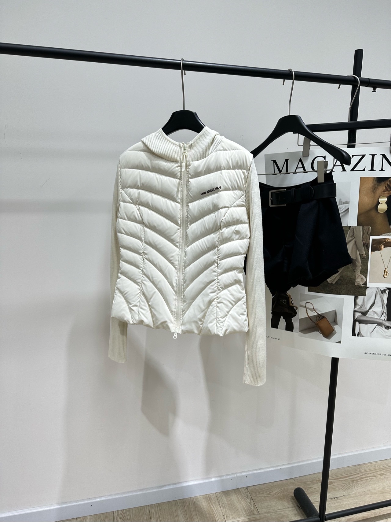 NO:683459,Comes with dust bag [Ann white spliced hooded down jacket], fabric 50 wool knit + polyester fiber (filled with 90 white duck down 65g) color white Ann Andelman's white knitted spliced down jacket is filled with high-quality goose down, light and warm, suitable for commuting or outdoor in autumn and winter! The wavy quilting design is super layered and the brand logo on the left chest is low-key and recognizable. It is super easy to layer and is versatile in white. It looks good no matter how you match it~  It’s OK to wear thick clothes underneath, practical and fashionable! Flat size S shoulder width 39, chest circumference 90, length 53, sleeve length 67 M shoulder width 40, chest circumference 94, length 55, sleeve length 68 L shoulder width 41, bust 98, length 57, sleeve length 69 Manual measurement will have an error of 2 to 3cm, which is within the normal range, jackets & coats, down jacket, hats,19860909配防尘袋【Ann白色拼接连帽羽绒服外套】 ,面料50羊毛针织+聚酯纤维（内充90白鸭绒65g） 颜色白色 Ann Andelman这款白色针织拼接羽绒外套, 采用高品质鹅绒填充,轻盈又保暖 秋冬通勤或户外都很适合! 波浪绗缝设计超有层次感 左胸品牌标识低调有辨识度 叠穿超方便,白色百搭,怎么搭都好看~ 内搭厚衣服也OK,实用又时髦! 平铺尺码 S肩宽39,胸围90,衣长53,袖长67 M肩宽40,胸围94,衣长55,袖长68 L肩宽41,胸围98,衣长57,袖长69 手工测量会有2～3cm误差属于正常范围,,jackets & coats,down jacket,hats,,Women's clothing