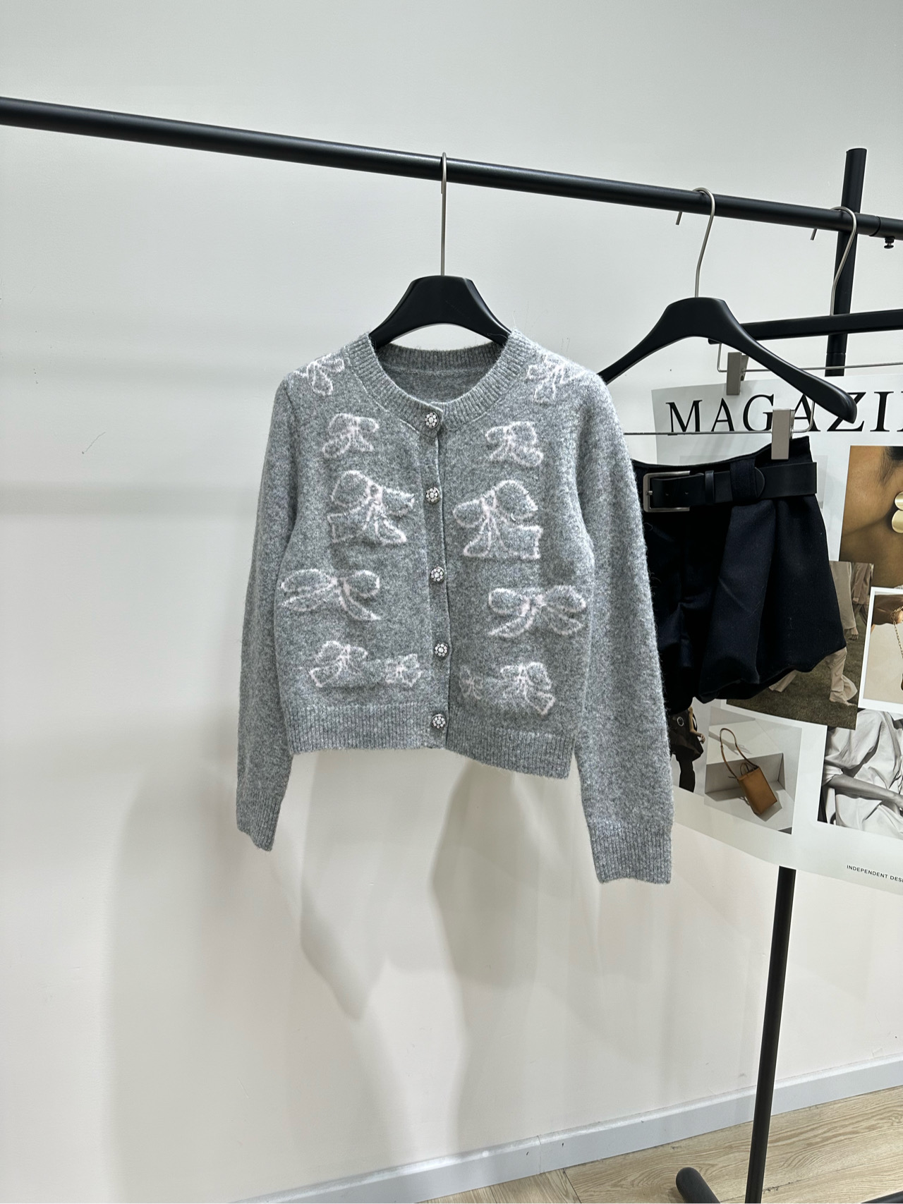 NO:684138,[her light gray bow diamond button round neck cardigan] ?, fabric 26 wool alpaca blend, color light gray Herlian gray bow knitted cardigan, soft knitted fabric, comfortable and warm to wear, white three-dimensional bow embroidery on the front, full of sweet retro style, round neck + metal button design, easy to put on and take off, short version, paired with high-waisted pants or skirts to show your body proportions, suitable for daily commuting and leisure in spring and autumn, gentle and elegant temperament, easy to handle! Flat size  S Shoulder width 36, bust 86, length 47, sleeve length 61 M Shoulder width 37, bust 90, length 48, sleeve length 62 L Shoulder width 38, bust 94, length 49, sleeve length 63 Manual measurement, there will be a difference of 2 to 3cm, which is normal range,,skirts,19860909【her浅灰色蝴蝶结钻扣圆领开衫】 ? ,面料26羊毛羊驼毛混纺 颜色浅灰色 Herlian 灰色蝴蝶结针织开衫 柔软针织面料,穿着舒适又保暖 正面白色立体蝴蝶结刺绣,甜美复古风满满 圆领+金属纽扣设计,穿脱方便 短款版型,搭配高腰裤或裙子超显身材比例 春秋季节日常通勤,休闲都很适合 温柔优雅气质轻松拿捏! 平铺尺码 S肩宽36,胸围86,衣长47,袖长61 M肩宽37,胸围90,衣长48,袖长62 L肩宽38,胸围94,衣长49,袖长63 手工测量会有2～3cm唔差属于正常范围,,skirts,,Women's clothing