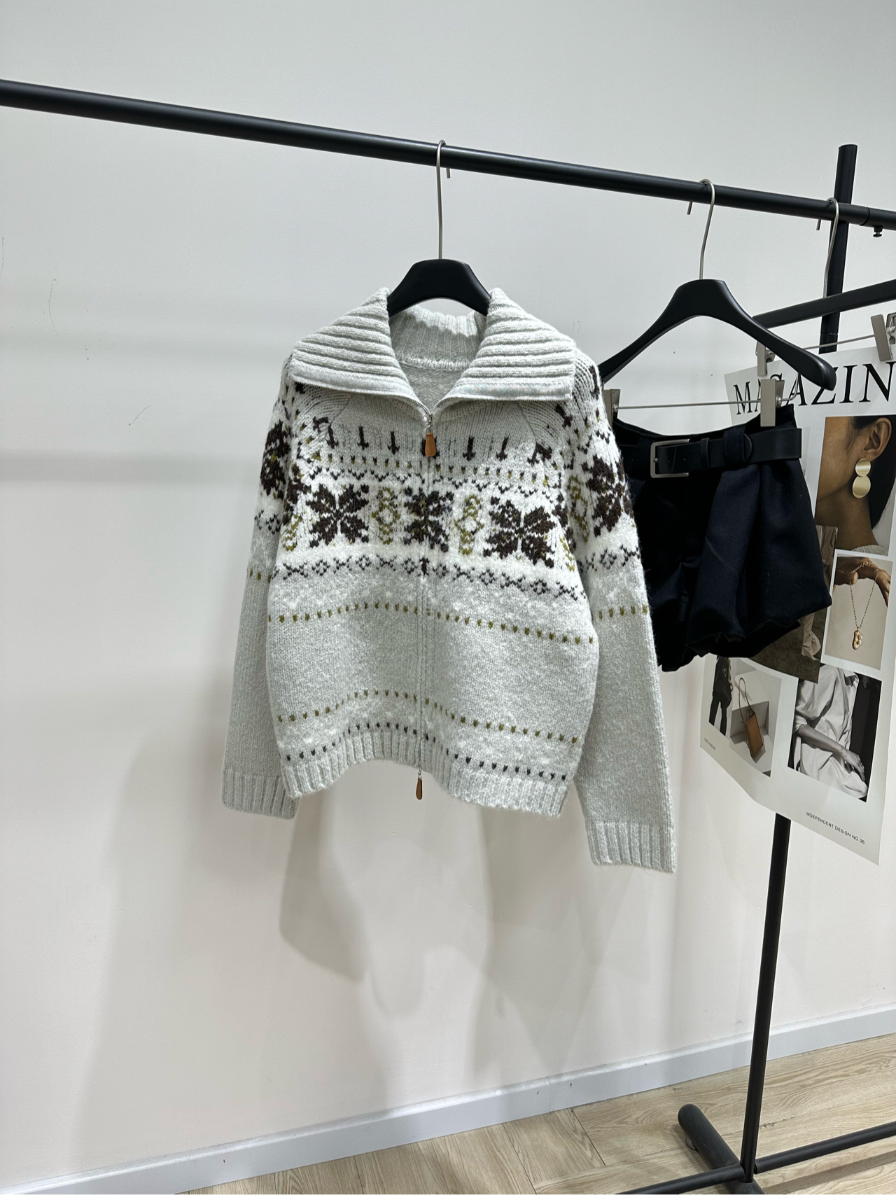 NO:684131,[self pea green Fair Isle large lapel cardigan], fabric 50% cow velvet wool blend, color pea green self who classic Fair Isle jacquard pattern, design retro and artistic, suitable for autumn and winter. The texture of yak wool fabric is soft and comfortable, and has good thermal insulation performance!  The lapel design is paired with a zipper cardigan. It is easy to put on and take off and adds a sense of fashion. The loose version modifies the shoulder line and shows elegance~ Suitable for daily leisure, commuting and other occasions. It is both practical and beautiful. It not only focuses on appearance design but also takes into account the comfort and practicality of wearing. It is an ideal choice for autumn and winter. Flat size S raglan sleeves, bust 106, length 55, shoulder sleeve length 69  M Raglan sleeves, bust 110, length 57, shoulder sleeve length 70 L Raglan sleeves, bust 114, length 59, shoulder sleeve length 71. There will be an error of 2 to 3cm due to manual measurement, which is within the normal range.19860909【self豆绿色费尔岛大翻领开衫】 ,面料50牛绒羊毛混纺 颜色豆绿色 self who经典的费尔岛提花图案,设计复古且富有艺术感 适合秋冬季节穿着 牦牛绒羊毛面料质地柔软舒适,保暖性能良好！ 翻领设计搭配拉链开衫 既方便穿脱又增添时尚感 宽松版型,修饰肩部线条,展现优雅气质～ 适合日常休闲、通勤等多种场合 兼具实用性和美观性 不仅注重外观设计 还兼顾了穿着的舒适度和实用性 是秋冬季节的理想选择 平铺尺码 S插肩袖,胸围106,衣长55,肩袖长69 M插肩袖,胸围110,衣长57,肩袖长70 L插肩袖,胸围114,衣长59,肩袖长71 手工测量会有2～3cm误差属于正常范围,,,Women's clothing