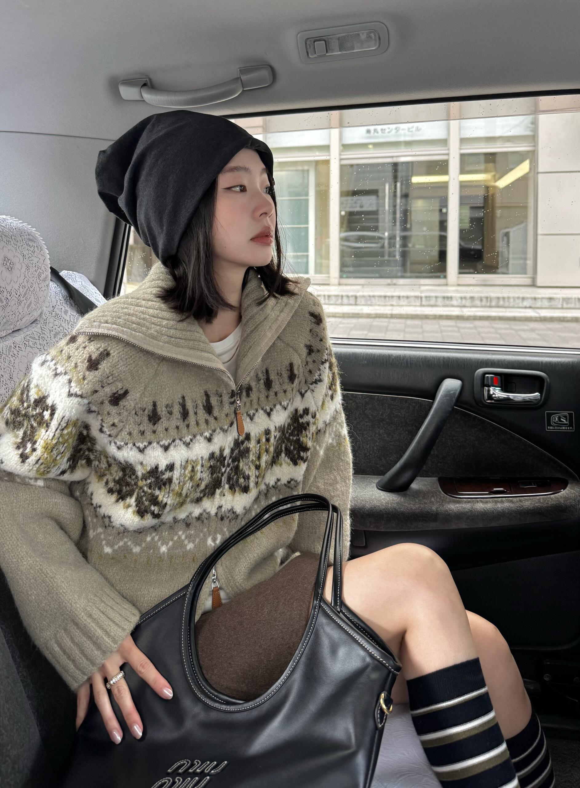 NO:684135,This is a season that cannot be without sweaters|||Fair Isle lapel sweaters, very autumn and winter atmosphere. Knitted with multiple contrasting colors, retro yet fashionable. The high lapel design modifies the shoulders and neck, protecting the neck to keep warm. The fresh pea green is a color full of vitality,,sweaters,19860909这是一个不能没有毛衣的季节|||费尔岛翻领毛衣,很有秋冬氛围 多元撞色针织,复古又不失时髦感 高翻领设计修饰肩颈,护颈保暖 清新的豆绿色是充满生机的颜色,,sweaters,,Women's clothing