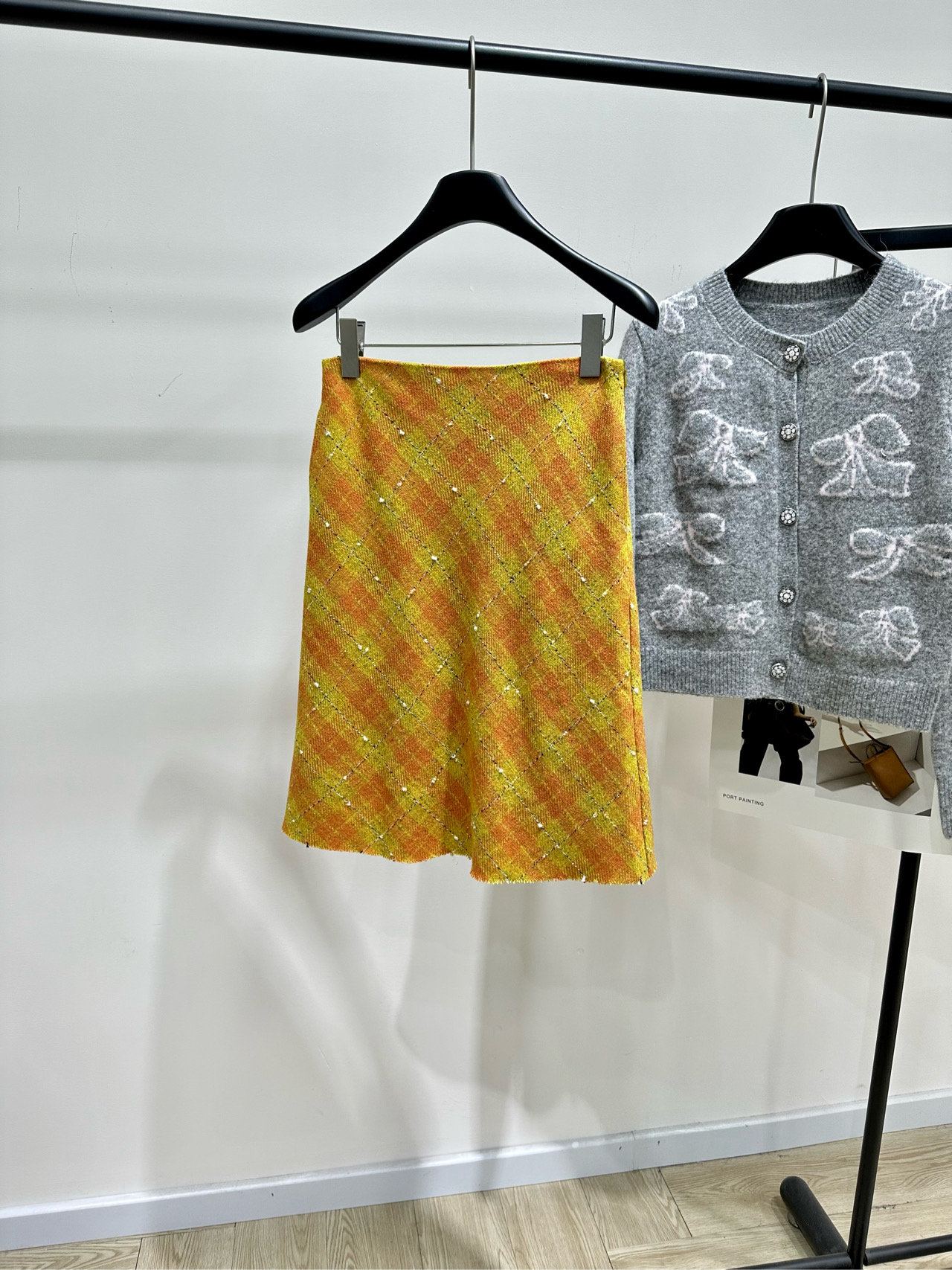 NO:684152,[M orange and yellow diamond plaid tweed skirt], made of wool tweed, color orange and yellow plaid, Miu 2025 autumn and winter series skirt, orange and yellow gradient plaid is super eye-catching! Made of wool blended material, very suitable for autumn and winter. A-line version + waist brand badge, full of details, highly recognizable! It can be easily worn in daily life or at parties. It looks great with knitted sweaters and shirts, fashionable and practical. Flat size  S Waist 68, Hips 92, Skirt Length 52 M Waist 72, Hips 96, Skirt Length 53 L Waist 76, Hips 100, Skirt Length 54 There will be an error of 2 to 3cm due to manual measurement, which is within the normal range,,miumiu,skirts,shirts,19860909【M橙黄菱形格粗花呢半裙】 ,面料羊毛粗花呢 颜色橙黄格纹 Miu 2025秋冬系列半裙 橙黄渐变格纹超吸睛! 羊毛混纺材质,秋冬穿超合适 .A字版型+腰部品牌徽章 细节满分,辨识度高!日常或派对都能轻松驾驭 搭配针织衫,衬衫都很出彩,时髦又实用 平铺尺码 S腰围68,臀围92,裙长52 M腰围72,臀围96,裙长53 L腰围76,臀围100,裙长54 手工测量会有2～3cm误差属于正常范围,,miumiu,skirts,shirts,,Women's clothing