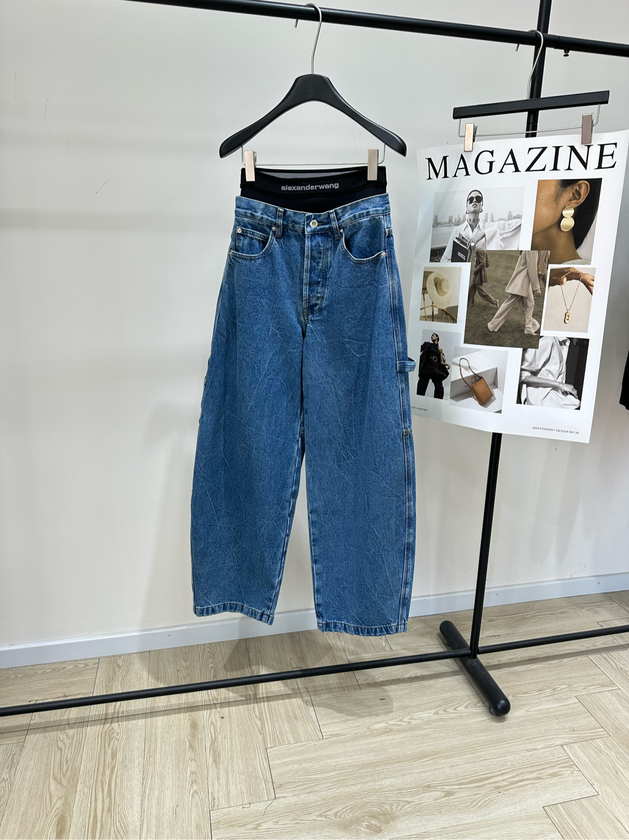 NO:685095,[AW dark blue and black webbing multi-pocket denim trousers], fabric denim cotton, color dark blue, Alexander Wang's spliced jeans are made of high-quality denim, loose and straight design. Branded leather label on the back waist, highly recognizable. Multi-pocket splicing, practical and design. Retro blue tone, easy to control in daily casual or street style. Paired with simple tops or sneakers, full of fashion! Flat size S (26) 62 stretch, hip 106, trouser length 113  M (27) 66 elasticity, hip circumference 110, pants length 114 L (28) 70 elasticity, hip circumference 114, pants length 115. There will be an error of 2 to 3cm in manual measurement, which is within the normal range, sneakers, jeans,19860909【AW深蓝黑织带多口袋牛仔长裤】 ,面料牛仔棉 颜色深蓝 Alexander Wang这款拼接牛仔裤 采用高品质牛仔布,宽松直筒设计 后腰有品牌皮革标签,辨识度超高 多口袋拼接,实用又有设计感 复古蓝色调,日常休闲或街头风都能轻松驾驭 搭配简约上衣或运动鞋,时髦感满分! 平铺尺码 S（26）62弹力,臀围106,裤长113 M（27）66弹力,臀围110,裤长114 L（28）70弹力,臀围114,裤长115 手工测量会有2～3cm误差属于正常范围,,sneakers,jeans,,Women's clothing