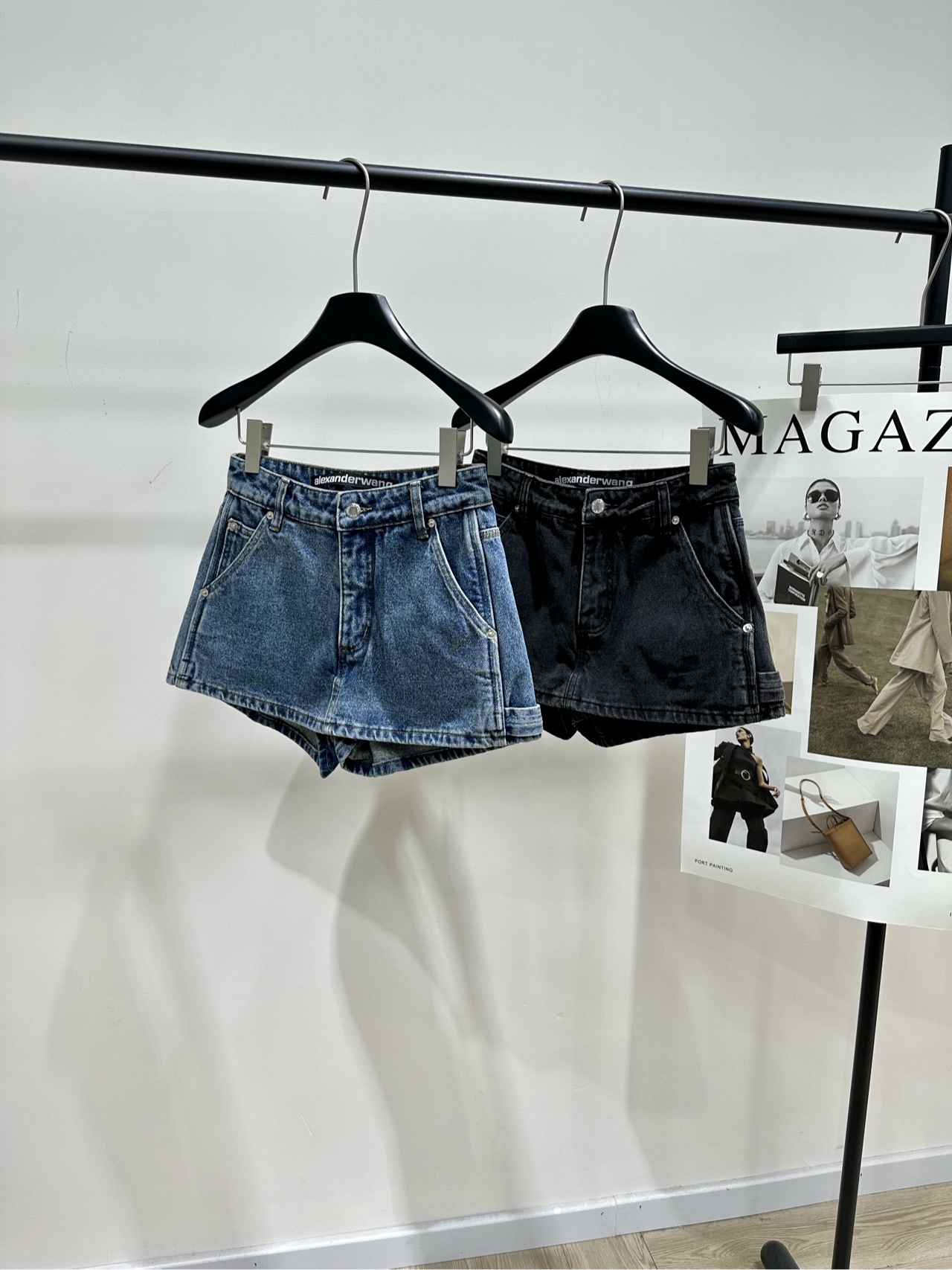 NO:685105,[AW two-color leather label denim culottes], made of denim cotton, color blue, gray and black, Alexander wan* denim front culottes, high-grade texture, crisp and stylish, high-waisted buttoned culottes, evenly dyed with enzyme water, durable and high-end. The front is highlighted by a one-piece blocking decoration, which adds a playful sense to the casual denim style. The lettered leather label on the back is decorated to create a fashionable style. The design concept of culottes makes the outfit more fashionable. Flat size  S (26) Waist 66, Hips 94, Pant Length 33 M (27) Waist 70, Hips 98, Pant Length 34 L (28) Waist 74, Hips 102, Pant Length 35 There will be an error of 2 to 3cm in manual measurement, which is within the normal range,,skirts,19860909【AW两色皮标牛仔短裙裤】 ,面料牛仔棉 颜色蓝色、灰黑色 Alexander wan*牛仔前挡式裙裤 质感高级,挺括有型 高腰系扣裙裤版型,酵素水均匀染色,耐看高级 正面以一片式遮挡装饰做为亮点 为休闲牛仔风增添俏皮感 后侧字母皮标装点,打造时髦风格 裙裤设计理念,让穿搭更为时尚潮流 平铺尺码 S（26）腰围66,臀围94,裤长33 M（27）腰围70,臀围98,裤长34 L（28）腰围74,臀围102,裤长35 手工测量会有2～3cm误差属于正常范围,,skirts,,Women's clothing