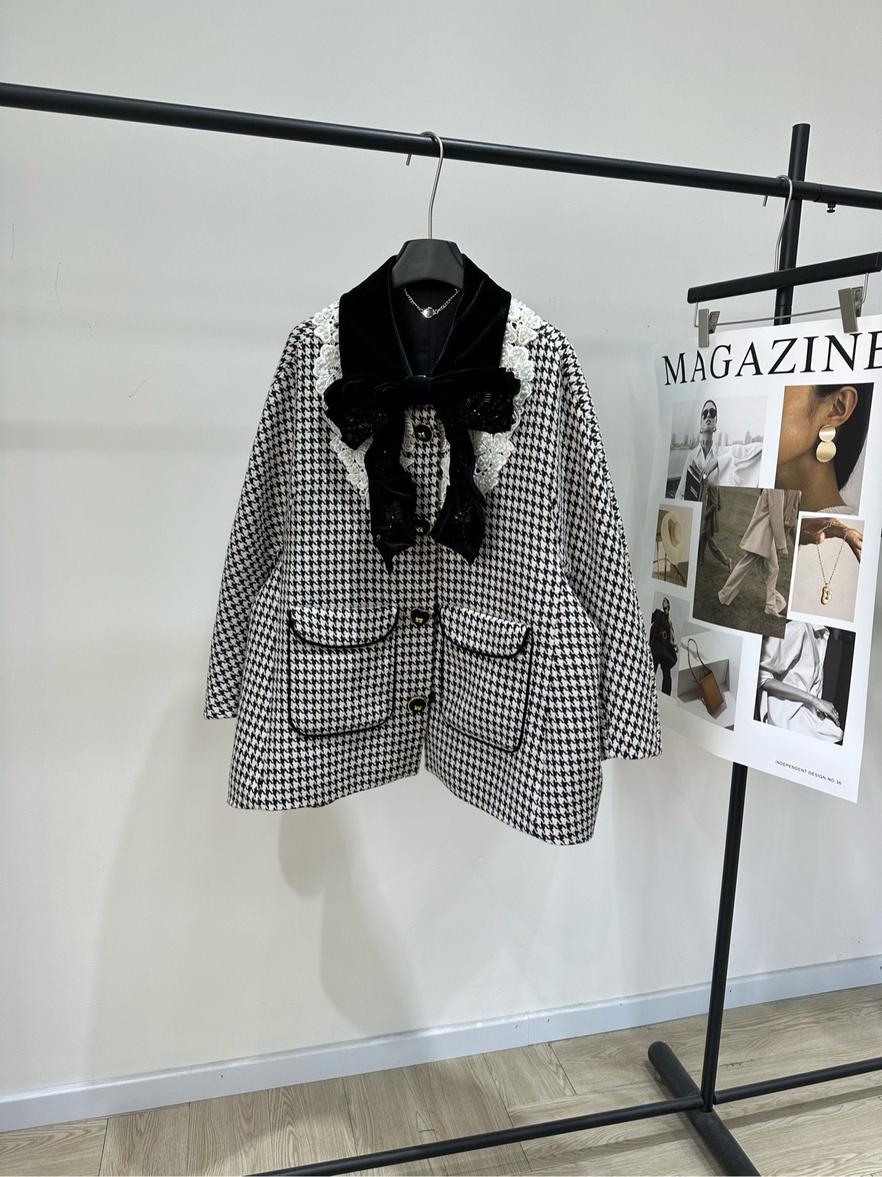 NO:685734,[LF black and white houndstooth silhouette tweed jacket], fabric wool tweed + velvet, color black and white houndstooth LEFAME houndstooth coat, classic black and white houndstooth pattern, wool blend material, warm and comfortable, black velvet collar + bow design, full of French elegance, lace splicing details, delicate and sweet, loose silhouette, easy to manage for commuting and leisure, smart with straight pants, more eye-catching with a skirt, it is a versatile fashion item in autumn and winter!  Flat size S raglan sleeve, bust 146, length 73, shoulder sleeve length 68 M raglan sleeve, chest 150, length 75, shoulder sleeve length 70 L raglan sleeve, chest 154, length 77, shoulder sleeve length 72 There will be an error of 2 to 3cm due to manual measurement, which is within the normal range, skirts, jackets & coats,19860909【LF黑白千鸟格廓形粗花呢外套】 ,面料羊毛粗花呢+丝绒 颜色黑白千鸟格 LEFAME拉飞姆千鸟格外套 经典黑白千鸟格纹,羊毛混纺材质,保暖又舒适 黑色丝绒领+蝴蝶结设计 法式优雅感满满 蕾丝拼接细节,精致又甜美,廓形宽松 通勤休闲都能轻松驾驭 搭配直筒裤干练,配半裙更吸睛 是秋冬百搭时尚单品! 平铺尺码 S连肩袖,胸围146,衣长73,肩袖长68 M连肩袖,胸围150,衣长75,肩袖长70 L连肩袖,胸围154,衣长77,肩袖长72 手工测量会有2～3cm误差属于正常范围,,skirts,jackets & coats,,Women's clothing