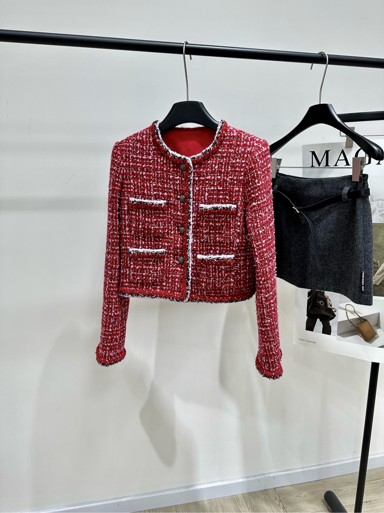 NO:685739,[Xiaoxiang four-pocket red tweed short jacket] l, fabric wool tweed color red Chan* red tweed short jacket This red tweed short jacket, classic tweed material red, white and black mixed color weaving, retro and fashionable Collarless round neck design + white piping, perfect details! Front four-pocket design, short cut Paired with high-waisted skirts or trousers, it can easily lengthen the body proportions Super elegant in autumn and winter, can be easily managed at commuting and gatherings ~ Flat size  S Shoulder width 38, bust 92, length 43, sleeve length 62 M Shoulder width 40, bust 96, length 45, sleeve length 63 L Shoulder width 42, bust 100, length 47, sleeve length 64 Manual measurement will have an error of 2 to 3cm, which is within the normal range, chanel, skirts, jackets & coats,19860909【小香四口袋红色粗花呢短外套】 l,面料羊毛粗花呢 颜色红色 Chan*红色粗花呢短款外套 这款红色粗花呢短款外套,经典粗花呢材质 红白黑混色编织,复古又时髦 无领圆领设计+白色滚边,细节满分! 正面四口袋设计,短款剪裁 搭配高腰裙或裤装,轻松拉长身材比例 秋冬穿超有气质,通勤聚会都能轻松驾驭~ 平铺尺码 S肩宽38,胸围92,衣长43,袖长62 M肩宽40,胸围96,衣长45,袖长63 L肩宽42,胸围100,衣长47,袖长64 手工测量会有2～3cm误差属于正常范围,,chanel,skirts,jackets & coats,,Women's clothing