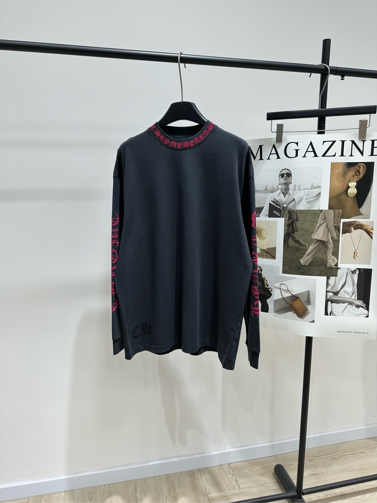 NO:685703,[Cro Heart Dark Gray Hot Drilled Holes Long Sleeve T-shirt], fabric is 100% cotton, color is dark gray *｜Cro Heart Arm Print Long Sleeve T-shirt 25SS new winter style is available!  This heart-shaped round neck long-sleeved T-shirt is made of pure cotton fabric. Logo printing on the hem, round collar with rose pink studs on the upper body. Loose fit, same size for men and women. Flat size S shoulder width 55, bust 116, length 70, sleeve length 58 M shoulder width 56, chest 120, length 71, sleeve length 59 L shoulder width 57, chest 124, length 72, sleeve length 60  There will be an error of 2~3cm due to manual measurement, which is within the normal range, chrome hearts, tees, t-shirts,19860909【克罗心深灰烫钻破洞长袖T】 ,面料全棉 颜色深灰色 *｜克罗心手臂印花长袖T恤 25SS冬季新款上新！ 此款克罗心圆领长袖T恤采用纯棉面料作而成 下摆徽标印花,圆领袖子玫粉色钉钻点缀上身 宽松版型,男女同款 平铺尺码 S肩宽55,胸围116,衣长70,袖长58 M肩宽56,胸围120,衣长71,袖长59 L肩宽57,胸围124,衣长72,袖长60 手工测量会有2～3cm误差属于正常范围,,chrome hearts,tees，t-shirt,,Women's clothing