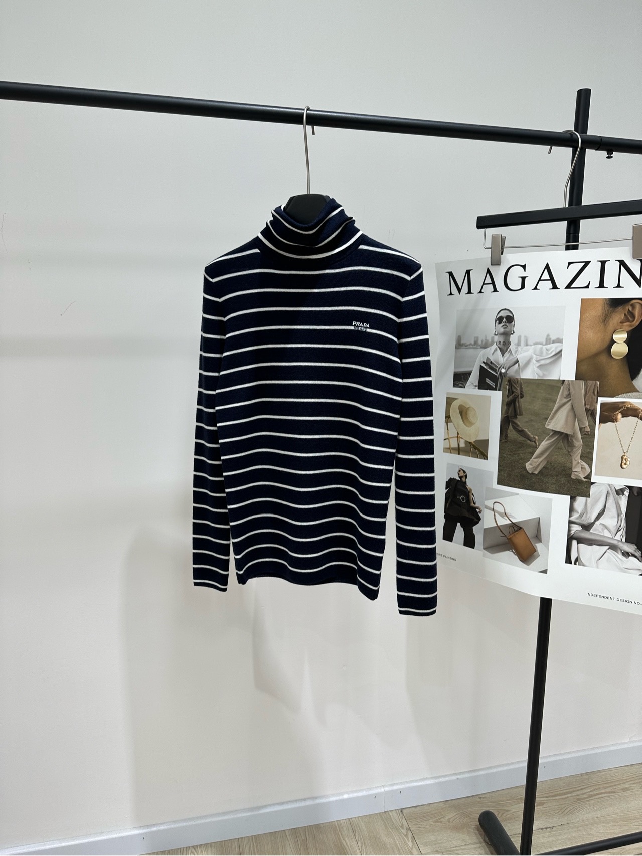 NO:685712,[P navy blue and white striped turtleneck wool bottoming sweater], made of sheep wool, color navy blue and white striped, Prad* This striped turtleneck sweater has a dark blue + white striped design, simple and classic. It has the brand's embroidered logo on the left chest, which is highly recognizable. The knitted fabric is soft and skin-friendly, and is super comfortable to wear in autumn and winter. The turtleneck is warm and fashionable, and it can be worn alone or layered! It can be easily used for daily commuting and leisure. It looks great with jeans or a skirt.  Practical and versatile, it is a must-have item for the autumn and winter wardrobe. Flat size S Shoulder width 35, bust 80 stretch, length 61, sleeve length 63 M Shoulder width 36, bust 84 stretch, length 63, sleeve length 64 L Shoulder width 37, bust 88 stretch, length 65, sleeve length 65 There will be an error of 2 to 3cm in manual measurement, which is normal, prada, skirts, jeans,19860909【P藏蓝白条纹高领羊毛打底衫】 ,面料绵羊毛 颜色藏蓝白条纹 Prad*这款条纹高领针织衫 深蓝+白色条纹设计,简约又经典 左胸有品牌刺绣logo,辨识度满分 针织面料柔软亲肤,秋冬穿超舒服 高领保暖又时髦,单穿或内搭都很OK! 日常通勤,休闲都能轻松驾驭 搭配牛仔裤或半裙都很出彩 实用又百搭,是秋冬衣橱必备单品 平铺尺码 S肩宽35,胸围80弹力,衣长61,袖长63 M肩宽36,胸围84弹力,衣长63,袖长64 L肩宽37,胸围88弹力,衣长65,袖长65 手工测量会有2～3cm误差属于正常范围,,prada,skirts,jeans,,Women's clothing