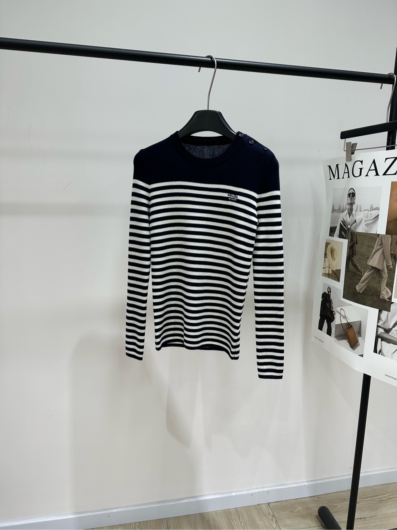 NO:685720,[P blue and white striped shoulder buckle round neck wool sweater], fabric 100 sheep wool, color navy blue and white stripes Prad* This striped sweater has classic stripes + navy splicing collar, simple and detailed. High-quality knitted fabric, soft and close-fitting. It is OK to wear alone or layered in autumn and winter! The cuffs and hem are elastically closed, slim and slim. The round neck design modifies the neck line. It can be easily managed for commuting and leisure. Pair it with high-waisted pants or skirts to easily get an elegant and casual style~  Flat size S Shoulder width 34, bust 72 stretch, length 60, sleeve length 63 M Shoulder width 34, bust 76 stretch, length 62, sleeve length 64 L Shoulder width 36, bust 80 stretch, length 64, sleeve length 65 Manual measurement will have an error of 2 to 3cm, which is normal, prada, skirts,19860909【P蓝白条纹肩扣圆领羊毛针织衫】 ,面料100绵羊毛 颜色藏蓝白条纹 Prad*这款条纹针织衫 经典条纹+藏青拼接领 简约又有细节感 高品质针织面料,柔软贴身 秋冬单穿或内搭都很OK! 袖口和下摆弹性收口,修身显瘦 圆领设计修饰脖颈线条 通勤休闲都能轻松驾驭 搭配高腰裤或半身裙,轻松get优雅随性风~ 平铺尺码 S肩宽34,胸围72弹力,衣长60,袖长63 M肩宽34,胸围76弹力,衣长62,袖长64 L肩宽36,胸围80弹力,衣长64,袖长65 手工测量会有2～3cm误差属于正常范围,,prada,skirts,,Women's clothing