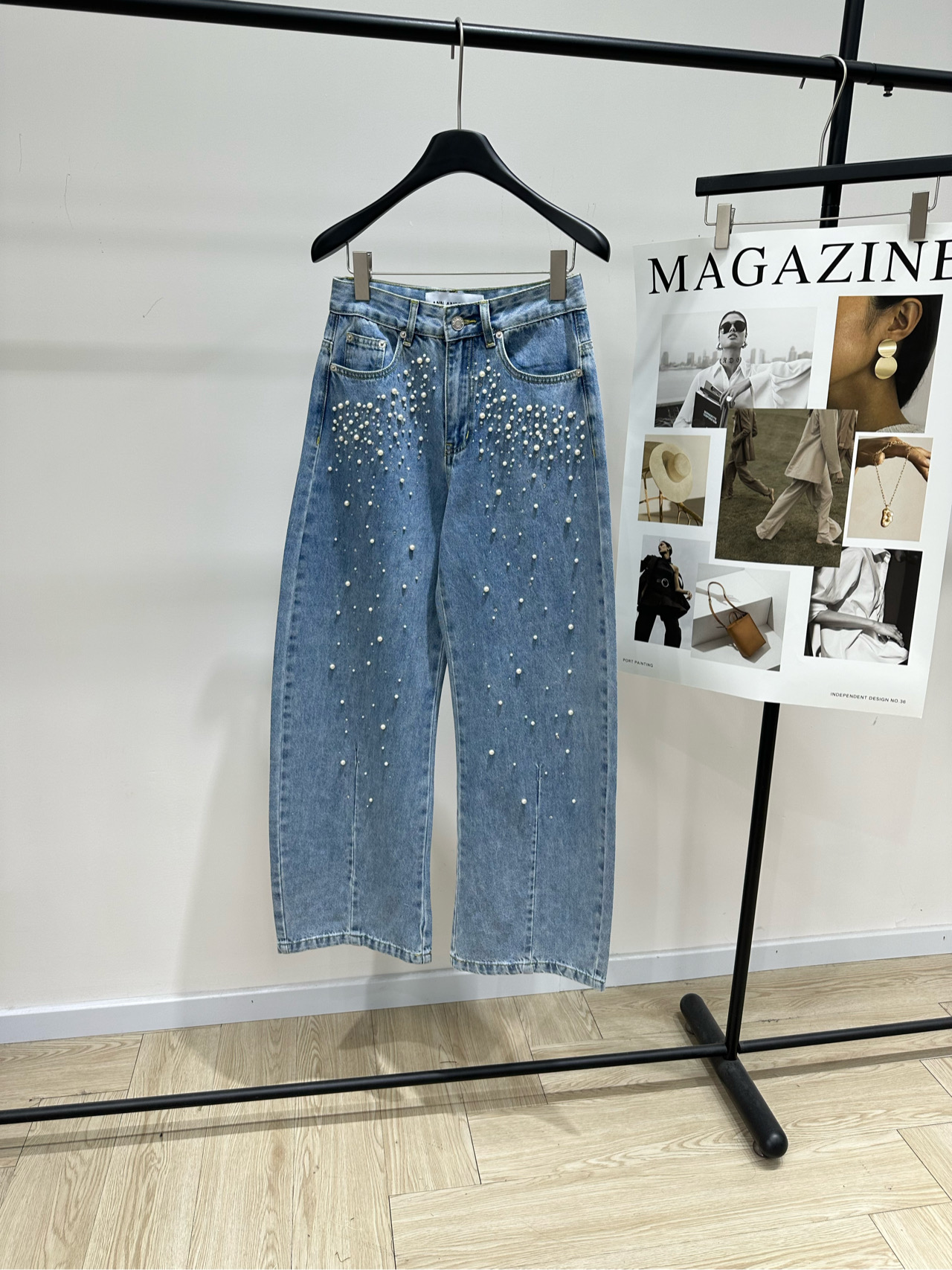 NO:686266,[Ann's scimitar denim trousers with pearls and hot diamonds], made of denim cotton and light blue color. ANN ANDELMAN's high-waisted wide-leg jeans are distressed washed blue + handmade pearls and hot diamond embellishments. The details are super exquisite! The loose fit is slim and comfortable. The pear-shaped body is friendly and can easily raise the waistline to create a long-leg effect. The pearls sparkle slightly in the light. They can be easily worn in daily life or at parties. They are fashionable and practical. They are the representative of jeans with both design and comfort! Flat size  S waist 68, hip 100, trouser length 106 M waist 72, hip 104, trouser length 107 L waist 76, hip 108, trouser length 108 There will be an error of 2 to 3cm in manual measurement, which is within the normal range,,jeans,19860909【Ann珍珠烫钻弯刀牛仔长裤】 ,面料牛仔棉 颜色浅蓝 ANN ANDELMAN这款高腰阔腿牛仔裤 做旧水洗蓝色+手工珍珠&烫钻点缀 细节超精致!宽松版型显瘦又舒适 梨型身材友好,轻松拉高腰线 打造大长腿效果 珍珠在光线下微微闪耀 日常或聚会都能轻松驾驭,时髦又实用 是设计感与舒适度兼具的牛仔裤代表! 平铺尺码 S腰围68,臀围100,裤长106 M腰围72,臀围104,裤长107 L腰围76,臀围108,裤长108 手工测量会有2～3cm误差属于正常范围,,jeans,,Women's clothing