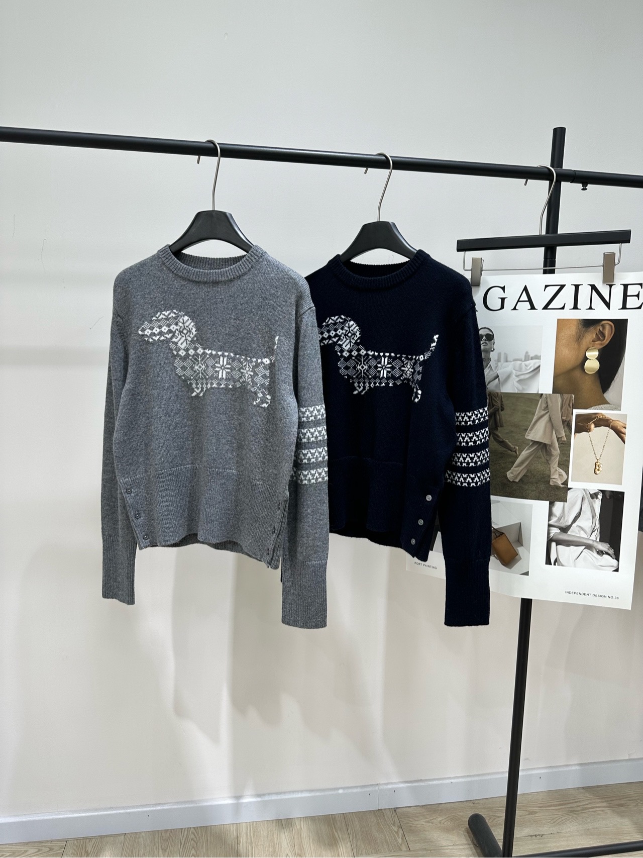 NO:686271,[TB Snowflake Dachshund Round Neck Long Sleeve Sweater], made of wool, color gray, navy blue, Thom Browne limited edition puppy jacquard sweater. Made of wool, soft and skin-friendly, excellent warmth. Hector puppy pattern + snowflake elements on the front, full of holiday atmosphere! The cuffs and hem have the brand's signature stripes. Exquisite details, college style silhouette. Available in dark blue & gray, easy to wear in daily life or festivals. Paired with casual pants/jeans, youthful and high-end, flat size  S Shoulder width 41, bust 94 stretch, length 53, sleeve length 61 M Shoulder width 42, bust 98 stretch, length 55, sleeve length 62 L Shoulder width 43, bust 102 stretch, length 57, sleeve length 63 Manual measurement will have an error of 2 to 3cm, which is within the normal range,,jeans,sweaters,19860909【TB雪花腊肠犬圆领长袖毛衣】 ,面料羊毛 颜色灰色,藏蓝 Thom Browne限定小狗提花毛衣 采用羊毛柔软亲肤,保暖性超赞 正面Hector小狗图案+雪花元素 节日氛围感满满!袖口和下摆有品牌标志性条纹 细节精致,学院风廓形 深蓝&灰色可选,日常或节日都能轻松驾驭 搭配休闲裤/牛仔裤 青春减龄又高级感十足 平铺尺码 S肩宽41,胸围94弹力,衣长53,袖长61 M肩宽42,胸围98弹力,衣长55,袖长62 L肩宽43,胸围102弹力,衣长57,袖长63 手工测量会有2～3cm误差属于正常范围,,jeans,sweaters,,Women's clothing