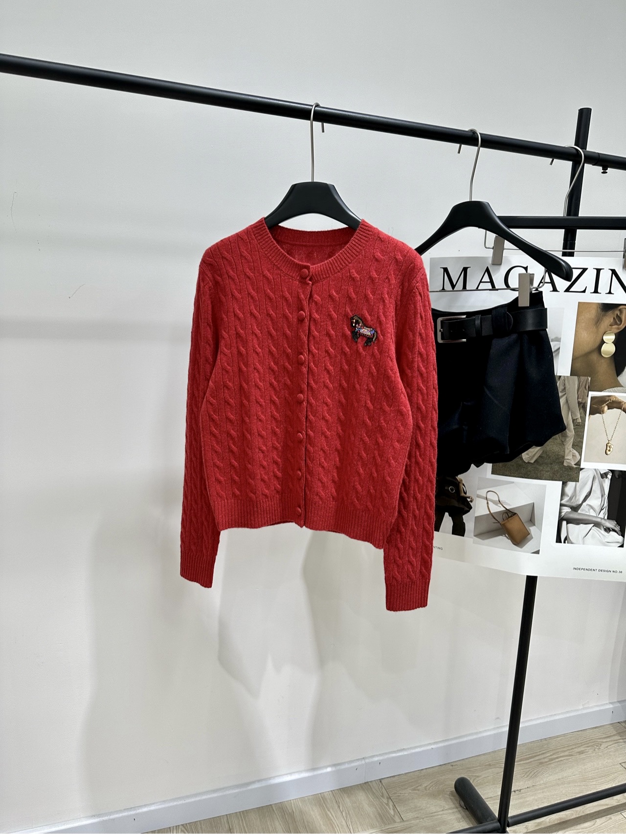 NO:686284,[ER red pony twist round neck wool cardigan], fabric wool color red ERDOS pony cable cashmere cardigan. The wool is soft and skin-friendly, super comfortable to wear in autumn and winter! Classic twist texture + pony embroidery on the left chest. Perfect details, meaning immediate success. The red color is white and festive, full of festive atmosphere. It is great to wear alone or inside. Round neck + small placket design, not shoulder-shaped, buttons of the same color.  Strong overall sense, warm and light. It can be easily used for commuting, dating and festivals. It is a must-have and versatile item for autumn and winter wardrobes! Flat size S Shoulder width 37, bust 90 stretch, length 55, sleeve length 59 M Shoulder width 38, bust 94 stretch, dress length 57, sleeve length 60 L Shoulder width 39, chest 98 stretch, length 59, sleeve length 61 There will be an error of 2 to 3cm due to manual measurement, which is normal.19860909【ER红色小马麻花圆领羊毛开衫】 ,面料羊毛 颜色红色 ERDOS小马绞花羊绒开衫 羊毛软糯亲肤,秋冬穿超舒服! 经典麻花纹理+左胸小马刺绣 细节满分,寓意马到成功 正红色显白又喜庆,节日氛围感拉满 单穿或内搭都很出彩 圆领+小开襟设计,不挑肩型,纽扣同色系 整体感强,保暖又轻盈 通勤,约会,节日都能轻松驾驭 是秋冬衣橱必备百搭单品! 平铺尺码 S肩宽37,胸围90弹力,衣长55,袖长59 M肩宽38,胸围94弹力,衣长57,袖长60 L肩宽39,胸围98 弹力,衣长59,袖长61 手工测量会有2～3cm误差属于正常范围,,,Women's clothing