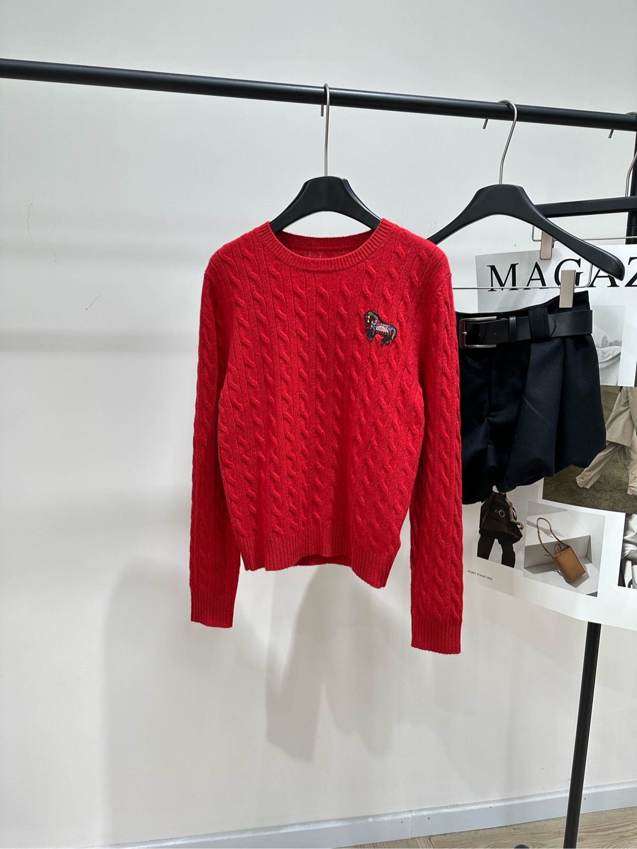 NO:686261,[ER Red Pony Twist Round Neck Pullover Sweater], fabric wool, color red, ERDOS Year of the Horse limited red cashmere sweater. The wool is soft and skin-friendly, perfect for keeping warm! Classic round neck + retro twist twist texture, three-dimensional relief is super textured. The pony embroidery on the chest is super exquisite, which means good luck in the new year. It has a festive atmosphere! Loose fit, can be worn alone or layered. It looks great with jeans and skirts. Easily get retro fashion~ Flat size  S Shoulder width 37, bust 84 stretch, length 56, sleeve length 58 M Shoulder width 38, bust 88 stretch, length 58, sleeve length 59 L Shoulder width 39, bust 92 stretch, dress length 60, sleeve length 60 Manual measurement will have an error of 2 to 3cm, which is within the normal range, skirts, jeans, sweaters,19860909【ER红色小马麻花圆领套头毛衣】 ,面料羊毛 颜色红色 ERDOS马年限定红色羊绒毛衣 羊毛柔软亲肤,保暖力满分! 经典圆领+复古麻花绞花纹理 立体浮雕感超有质感 胸前小马刺绣超精致,寓意新年好运 节日氛围感拉满!宽松版型,单穿or内搭都OK 搭配牛仔裤,半裙都很出彩 轻松get复古时髦风~ 平铺尺码 S肩宽37,胸围84弹力,衣长56,袖长58 M肩宽38,胸围88弹力,衣长58,袖长59 L肩宽39,胸围92弹力,衣长60,袖长60 手工测量会有2～3cm误差属于正常范围,,skirts,jeans,sweaters,,Women's clothing