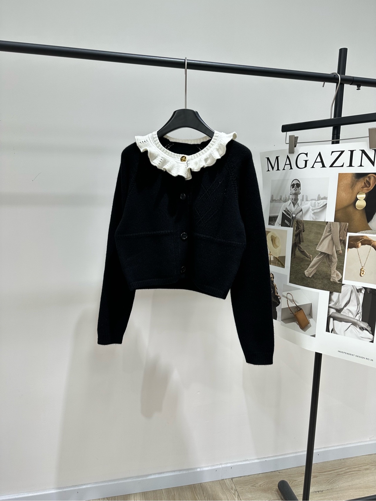 NO:686267,[LV black and white ruffle collar wool short cardigan], made of sheep wool, black and white contrasting colors, original customization, high-end production ~ LV2026 early spring series ruffle collar knitted cardigan, black body + milk white ruffle collar, elegant and layered. High-quality wool knitting, soft and comfortable, very suitable for autumn and winter. Gold Monogram buttons are embellished, full of brand sense! Short design, looks great with high-waisted pants or skirts  It can be easily used for commuting and parties, practical and fashionable ~ Flat size S Raglan sleeves, bust 88 stretch, length 45, shoulder sleeve length 73 M Raglan sleeves, bust 92 stretch, length 47, shoulder sleeve length 74 L Raglan sleeves, chest 96 stretch, length 49, shoulder sleeve length 75 Manual measurement will have an error of 2 to 3cm, which is normal, Louis Vuitton, skirts,19860909【lv黑白荷叶边领羊毛短开衫】 ,面料绵羊毛 颜色黑白撞色 原版定制,高版出品～ LV2026早春系列荷叶边领针织开衫 黑色主体+奶白荷叶边领,优雅又有层次感 高品质羊毛针织,柔软舒适,秋冬穿超合适 金色Monogram纽扣点缀,品牌感满满! 短款设计,搭高腰裤或裙都很出彩 通勤,聚会都能轻松驾驭,实用又时髦~ 平铺尺码 S插肩袖,胸围88弹力,衣长45,肩袖长73 M插肩袖,胸围92弹力,衣长47,肩袖长74 L插肩袖,胸围96弹力,衣长49,肩袖长75 手工测量会有2～3cm误差属于正常范围,,louis vuitton,skirts,,Women's clothing