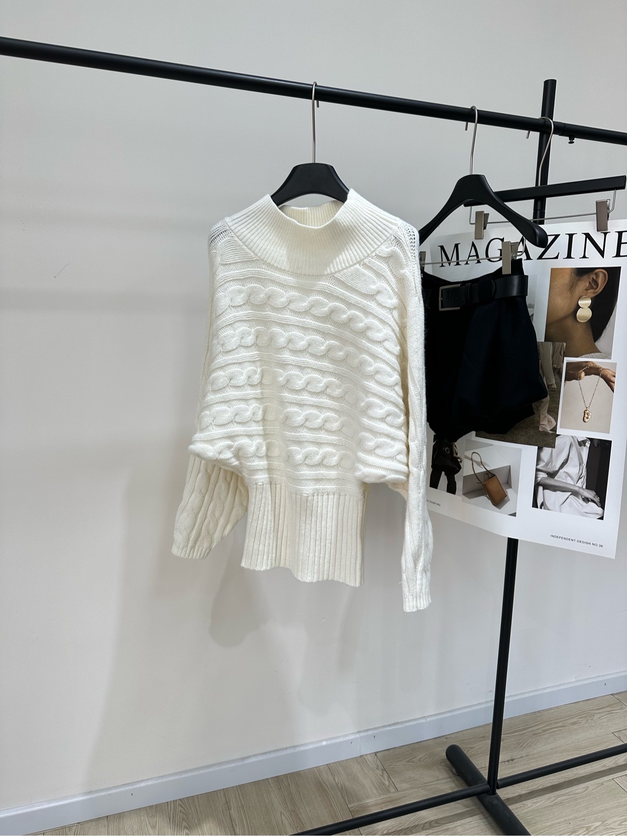 NO:687201,[Ann's milky white slanted shoulder twist bat sleeve sweater], fabric wool blend, color white ANN ANDELMAN's slanted shoulder cable sweater, milky white tone + retro twist texture, wool blend material is soft and warm, perfect for autumn and winter! The slanted shoulder design is lazy and casual, and can also expose the collarbone. It is slim and atmospheric. The loose version + bat sleeves are comfortable and fashionable. It looks great with jeans or skirts. Easily get the gentle Korean style~ Flat size  S raglan sleeves, no limit to bust, 66 elastic waist, 58 length M raglan sleeves, no limit to bust, 70 elastic waist, 60 length L raglan sleeves, no limit to bust, 74 elastic waist, 62 length. There will be an error of 2 to 3cm in manual measurement, which is within the normal range. Skirts, jeans, sweaters,19860909【Ann奶白色斜肩麻花蝙蝠袖毛衣】 ,面料羊毛混纺 颜色白色 ANN ANDELMAN这款斜肩绞花毛衣 奶白色调+复古麻花纹理 羊毛混纺材质柔软又保暖,秋冬穿超合适! 斜肩设计慵懒随性,还能露锁骨 显瘦又有氛围感 宽松版型+蝙蝠袖,舒适又时髦 搭配牛仔裤或半裙都很出片 轻松get韩系温柔风~ 平铺尺码 S连肩袖,胸围不限,腰围66弹力,衣长58 M连肩袖,胸围不限,腰围70弹力,衣长60 L连肩袖,胸围不限,腰围74弹力,衣长62 手工测量会有2～3cm误差属于正常范围,,skirts,jeans,sweaters,,Women's clothing