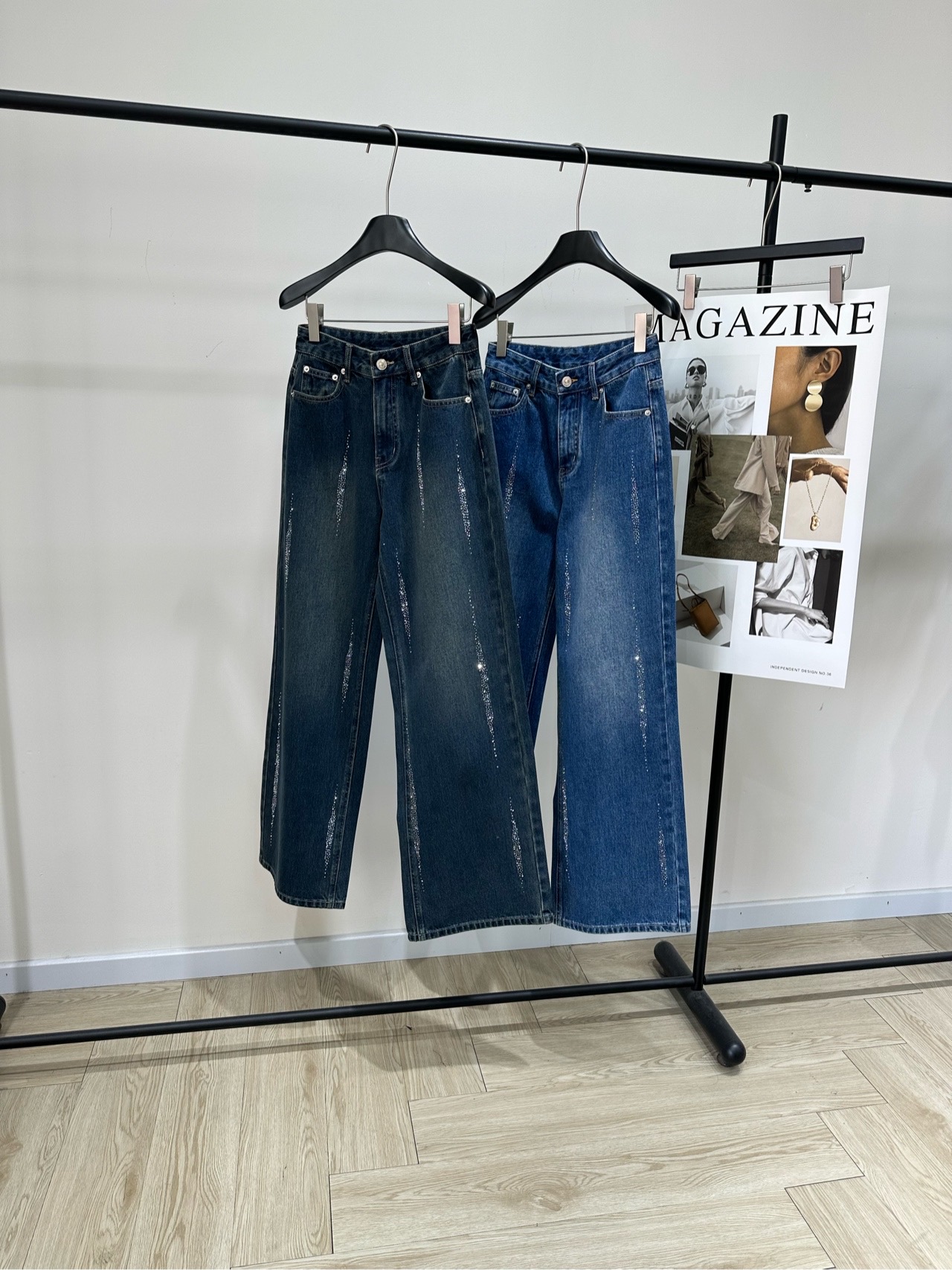 NO:687216,[Ann Meteor Rhinestone Denim Pants], fabric denim cotton, color dark blue, light blue, ANN ANDELMAN's high-waisted wide-leg jeans, retro washed and distressed, dark blue tones are super textured! The rhinestone design on the back pocket is super eye-catching, with perfect details. The cotton material is soft and comfortable, and the loose straight fit makes the legs longer and covers the flesh. It is friendly to all leg types~ It can be easily paired with a sweater or jacket for daily commuting and leisure. Fashionable and practical! Flat lay size  S waist 66, hip 98, pants length 108 M waist 70, hips 102, pants length 109 L waist 74, hips 106, pants length 110 There will be an error of 2 to 3cm in manual measurement, which is within the normal range, jeans, jackets & coats, sweaters,19860909【Ann流星烫钻牛仔长裤】,面料牛仔棉 颜色深蓝、浅蓝 ANN ANDELMAN这款高腰阔腿牛仔裤 复古水洗做旧工艺 深蓝色调超有质感! 后袋烫钻设计超吸睛,细节满分 棉材质柔软舒适,宽松直筒版型 显腿长又遮肉,对各种腿型都很友好~ 日常通勤,休闲都能轻松搭配毛衣或外套 时髦又实用! 平铺尺码 S腰围66,臀围98,裤长108 M腰围70,臀围102,裤长109 L腰围74,臀围106,裤长110 手工测量会有2～3cm误差属于正常范围,,jeans,jackets & coats,sweaters,,Women's clothing