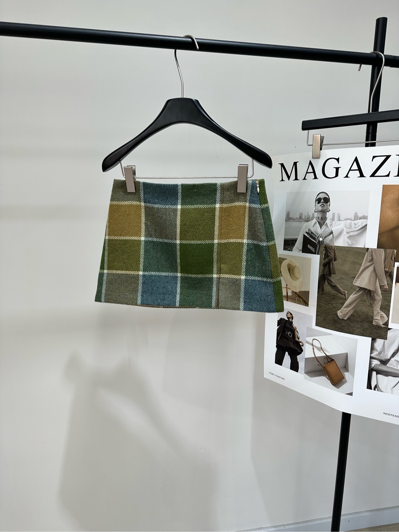 NO:687545,[M green plaid wool tweed slit skirt], fabric wool tweed, color green plaid. Miu's plaid skirt is made of wool blend. It has a thick texture and is very suitable for autumn and winter! Olive green, gray blue, khaki brown low saturated plaid, full of retro college. High waist mini skirt design + slit details. Smart and long legs, looks great with sweaters or jackets. Front brand metal decoration, highly recognizable.  It is a popular item for autumn and winter. You can easily control the sweet or retro style! Flat size without anti-exposure lining S waist 70, hip 92, skirt length 31 M waist 74, hip 96, skirt length 32 L waist 78, hip 100, skirt length 33 There will be an error of 2 to 3cm in manual measurement, which is within the normal range,,miumiu,skirts,jackets & coats,19860909【M绿格羊毛粗花呢开衩短裙】 ,面料羊毛粗花呢 颜色绿色格纹 Miu这款格纹半身裙采用羊毛混纺 质感厚实,秋冬穿超合适! 橄榄绿,灰蓝,卡其棕低饱和格纹 复古学院满满 高腰迷你裙设计+开衩细节 灵动又显腿长,搭配针织衫或夹克都很出彩 正面品牌金属装饰,辨识度超高 是秋冬穿搭热门单品 甜酷or复古风都能轻松驾驭! 平铺尺码无防走光内衬 S腰围70,臀围92,裙长31 M腰围74,臀围96,裙长32 L腰围78,臀围100,裙长33 手工测量会有2～3cm误差属于正常范围,,miumiu,skirts,jackets & coats,,Women's clothing