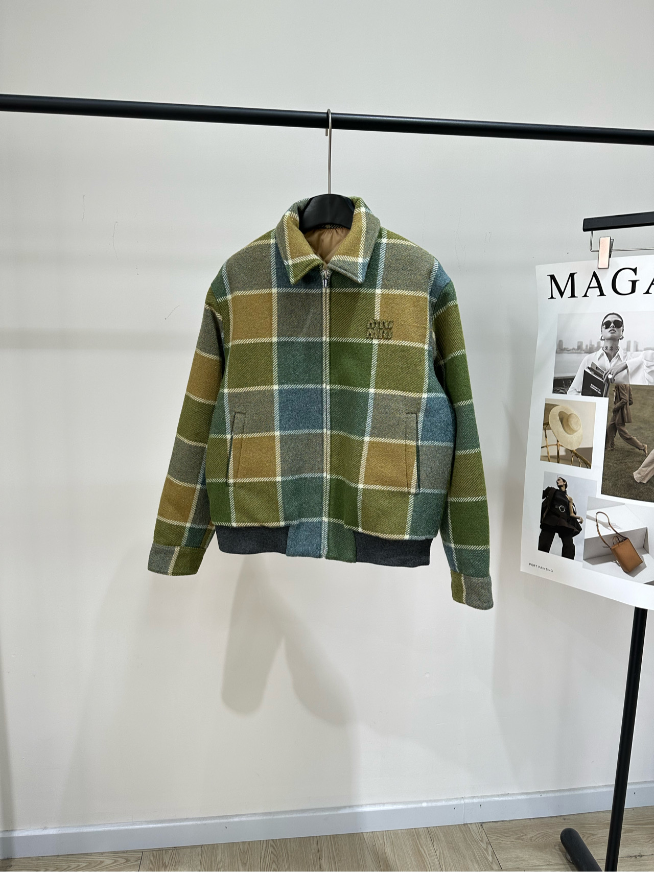 NO:687519,[M Green Plaid Wool Zippered Cotton Jacket] l, Fabric Wool (Padding Inside) Color Green Plaid Miu's plaid wool jacket is made of wool blended fabric. It is soft and warm, perfect for autumn and winter! Olive green, light brown, light blue contrast plaid full of retro atmosphere. Baseball collar + zipper cardigan design, adjustable cuff buttons. The loose silhouette is slim and comfortable. The embroidered logo on the chest is low-key and exquisite, and you must pay attention to details!  Pair it with jeans or a skirt, and you can easily get a sweet and cool college style. It can be worn for daily outings and commuting, practical and fashionable. Flat size S shoulder width 45, bust 106, length 60, sleeve length 57 M shoulder width 47, chest 110, length 62, sleeve length 58 L shoulder width 49, chest 114, length 64, sleeve length 59  There will be an error of 2~3cm due to manual measurement, which is within the normal range, miumiu, skirts, jeans, jackets & coats,19860909【M绿格羊毛呢拉链棉服夹克】 l,面料羊毛呢（内里夹棉） 颜色绿格 Miu这款格纹羊毛夹克,采用羊毛混纺面料 柔软又保暖,秋冬穿超合适! 橄榄绿,浅棕,浅蓝撞色格纹 复古氛围感满满 棒球领+拉链开衫设计,袖口纽扣可调节 宽松廓形显瘦又舒适 胸前刺绣徽标低调精致,细节控必入! 搭配牛仔裤或半裙,轻松get甜酷学院风 日常出街,通勤 休闲都能穿,实用又时髦 平铺尺码 S肩宽45,胸围106,衣长60,袖长57 M肩宽47,胸围110,衣长62,袖长58 L肩宽49,胸围114,衣长64,袖长59 手工测量会有2～3cm误差属于正常范围,,miumiu,skirts,jeans,jackets & coats,,Women's clothing