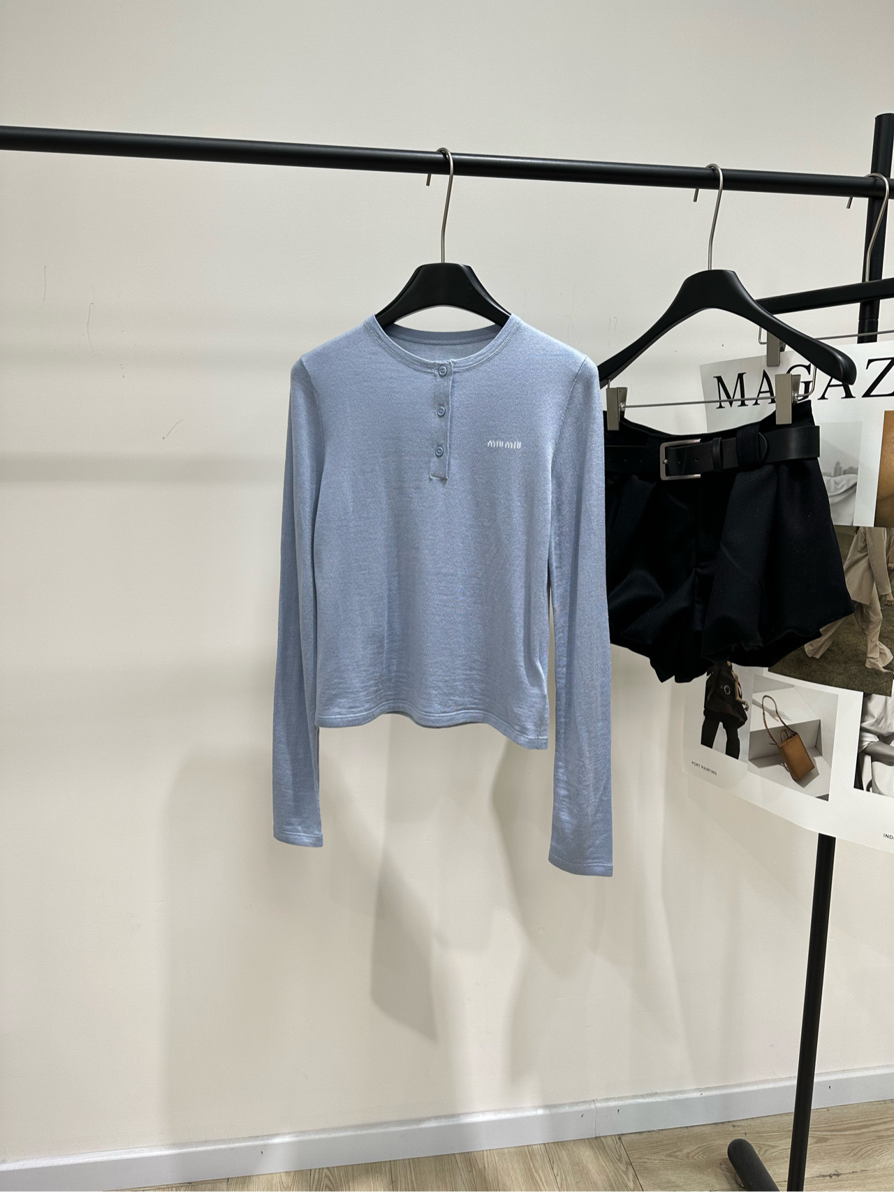 NO:687520,[M haze blue three-button crew neck cashmere sweater], fabric cashmere, color haze blue, Miu26 early spring series light blue henley collar cashmere sweater, soft and skin-friendly, super comfortable to wear in autumn and winter! Henley collar + chest embroidery, perfect details, low saturation haze blue, white and high-end, looks great with jeans or skirts, slightly loose version, comfortable and slim, can be easily used for daily commuting, it is a must-have item for autumn and winter! Flat size  S Shoulder width 36, bust 80 stretch, length 52, sleeve length 68 M Shoulder width 37, bust 84 stretch, length 53, sleeve length 69 L Shoulder width 38, chest 88 stretch, length 54, sleeve length 70 Manual measurement will have an error of 2 to 3cm, which is within the normal range,,miumiu,skirts,jeans,19860909【M雾霾蓝三扣圆领羊绒针织衫】 ,面料羊绒 颜色雾霾蓝 Miu26早春系列浅蓝色亨利领羊绒针织衫 柔软亲肤,秋冬穿超舒服! 亨利领+胸前刺绣,细节满分低饱和雾霾蓝色 显白又高级,搭配牛仔裤或半裙都很出片 微宽松版型,舒适又显瘦 通勤日常都能轻松驾驭 是秋冬百搭必备单品! 平铺尺码 S肩宽36,胸围80弹力,衣长52,袖长68 M肩宽37,胸围84弹力,衣长53,袖长69 L肩宽38,胸围88弹力,衣长54,袖长70 手工测量会有2～3cm误差属于正常范围,,miumiu,skirts,jeans,,Women's clothing