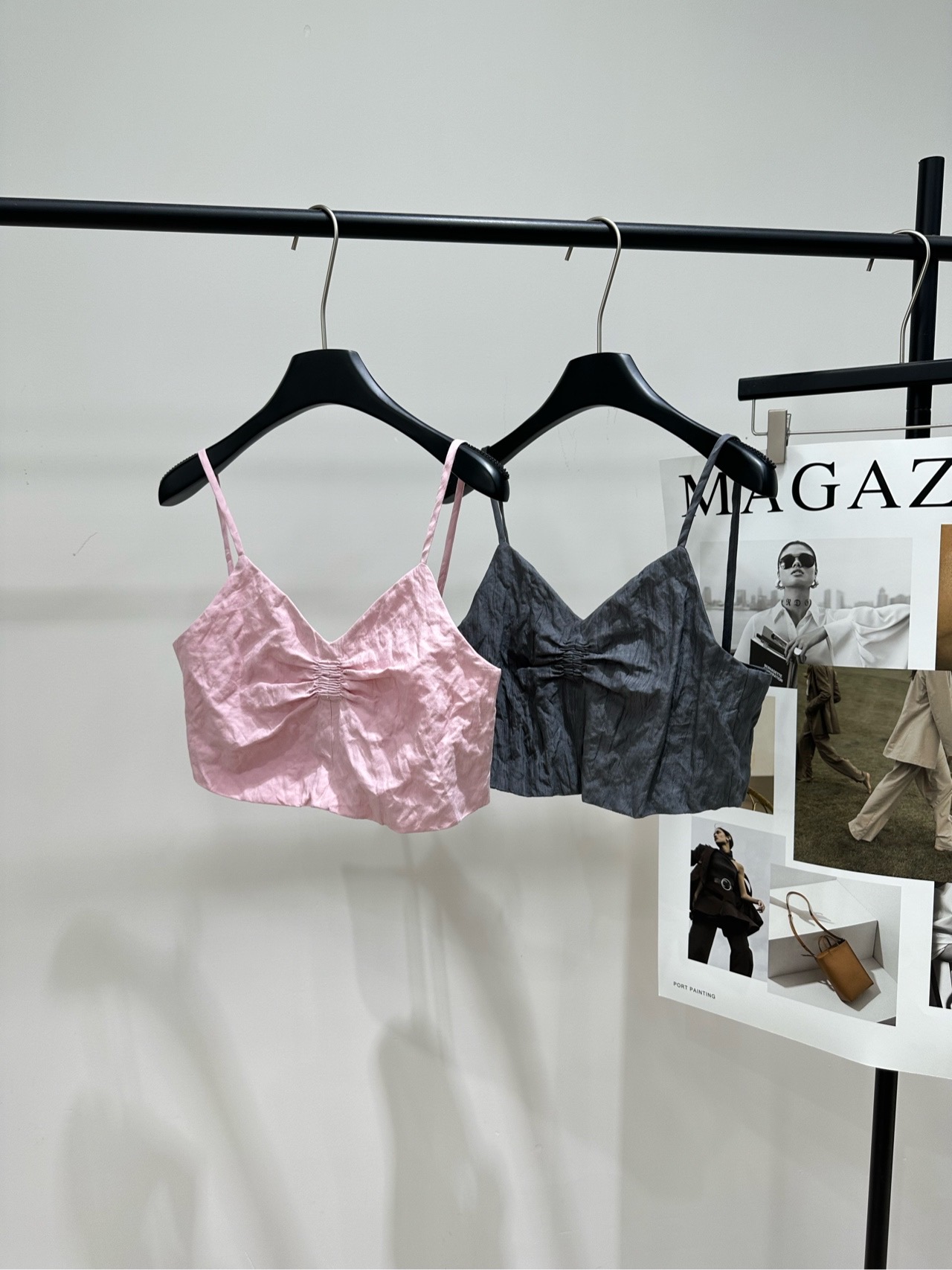 NO:687534,[M logo V-neck pleated tube top small suspender], the fabric is pure cotton, the color is pink, gray, pure cotton pleated texture spaghetti straps, short mini logo suspender top, pleated texture logo skirt, same style as Zhang Yuanying, Kim Minnie, Hu Lianxin, Cai Siyun, miu style pleated suit. The pleated texture is like a crumpled romantic poem. The natural texture of the pure cotton fabric carves the casual laziness into every inch of the texture.  The short suspender top with spaghetti straps is sweet and spicy. The V-neck shirring design pinches the clavicle line. The small details of the mini logo are exquisite. The gray tone has a cool and ladylike aura. The pink tone is sweet and fussy. The two styles directly solve the difficulty of choosing outfits. The pleated skirt of the same series is an atmospheric companion. The loose silhouette hides flesh and shows the length of the legs. The logo embellishment makes the simple style more memorable. Paired with the top, it is a walking model of miu style.  This style is picked by actresses such as Zhang Yuanying and Kim Minnie. Wear it alone or layered with it for daily wear. You can easily wear the tone of the Korean illustrated heroine. This wave of fashion codes must be grasped ~ Flat size S bust 82, length 37 M bust 86, length 38 L bust 90, jacket 39. There will be an error of 2 to 3cm in manual measurement, which is within the normal range,,miumiu,skirts,19860909【M徽标V领褶皱抹胸小吊带】 ,面料全棉 颜色粉色、灰色 纯棉褶皱质感细肩带短款迷你徽标吊带上衣褶皱质感徽标半裙 张元英、金米妮、胡连馨、蔡思韵同款 miu风褶皱套装 褶皱肌理就像揉皱的浪漫诗笺 纯棉面料揉出的自然纹路 把随性慵懒刻进每一寸肌理 细肩带短款吊带上衣走的是甜辣挂 V领抽褶设计掐出锁骨线条 迷你徽标小细节戳中精致控 灰调款自带冷感大小姐气场 粉调款又甜又嗲 两种风格直接锁死穿搭选择困难症 同系列褶皱半裙是氛围感神队友 宽松廓形藏肉又显腿长 徽标点缀让简约款多了记忆点 和上衣搭成套就是行走的miu系范本 张元英、金米妮一众女星都pick的款 日常单穿或叠搭内搭 轻松穿出韩系画报女主的调调 这波时尚密码必须拿捏住～ 平铺尺码 S胸围82,衣长37 M胸围86,衣长38 L胸围90,衣39 手工测量会有2～3cm误差属于正常范围,,miumiu,skirts,,Women's clothing