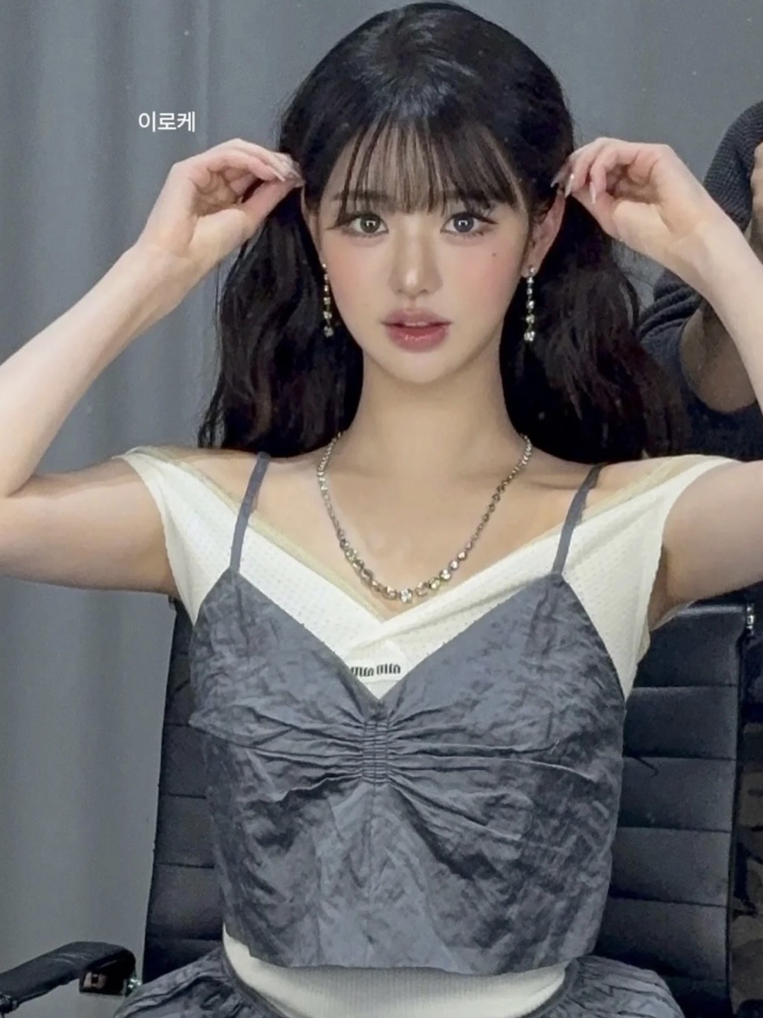 NO:687535,The pleated texture of the miu style pleated suit is like a crumpled romantic poem. The natural texture of the pure cotton fabric carves casual laziness into every inch of the texture.~,,miumiu,19860909miu风褶皱套装褶皱肌理就像揉皱的浪漫诗笺,纯棉面料揉出的自然纹路,把随性慵懒刻进每一寸肌理.～,,miumiu,,Women's clothing