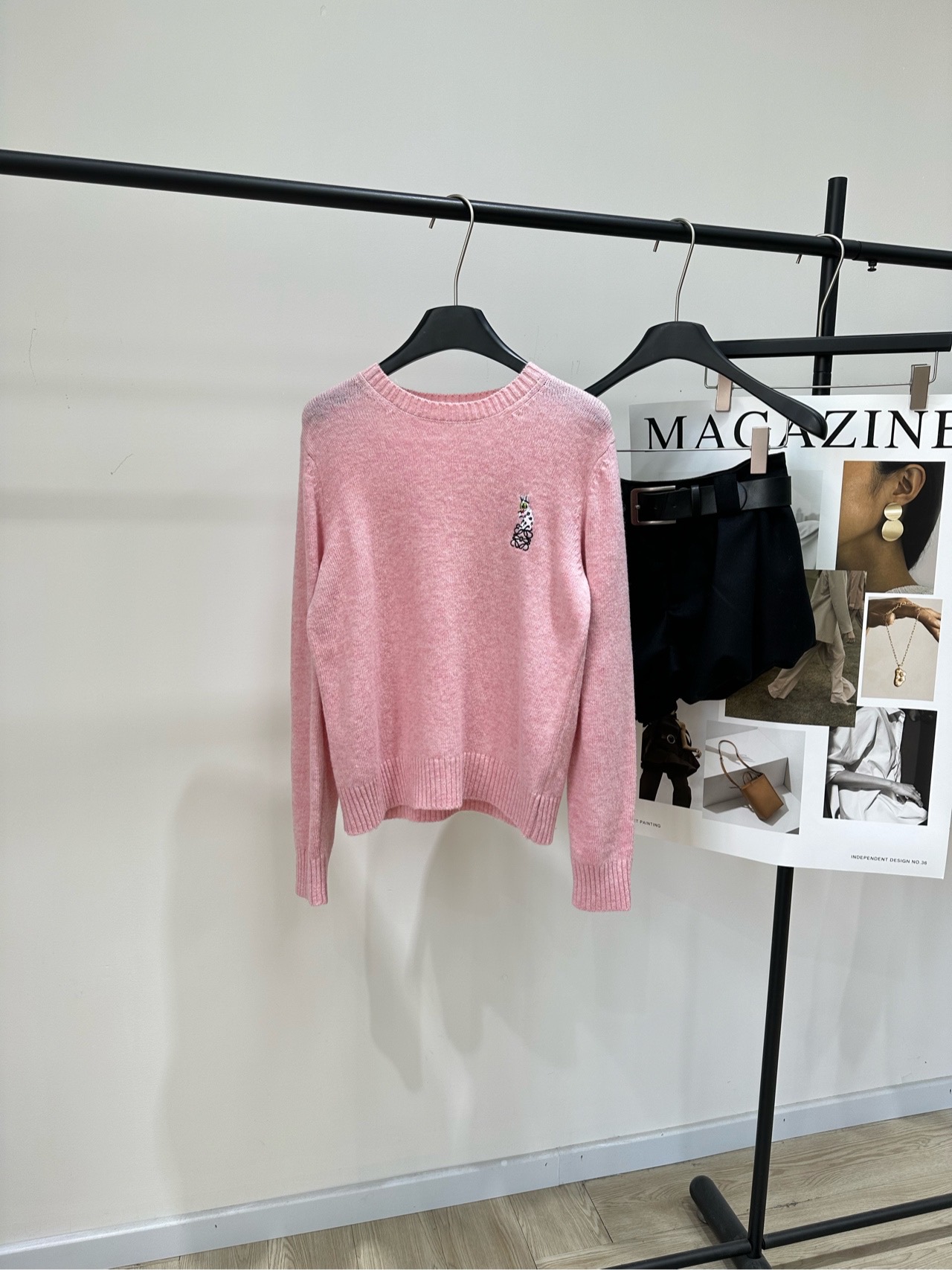 NO:696360,[loe pink cartoon embroidery crew neck sweater], fabric 90% wool 10% cashmere, color pink, Loew* and British artist Louis Wain jointly branded the pink sweater. Made of soft wool blend, delicate touch, super comfortable to wear in autumn and winter! The cat embroidery on the chest is super interesting, childlike and full of art. The loose round neck design can be easily worn for daily commuting or leisure. It is gentle and cute when paired with jeans or skirts. It is available in limited edition and has high collection value. Don’t miss it for cat lovers and fashionistas!  Flat size S shoulder width 40, bust 90 elastic, length 53, sleeve length 60 M shoulder width 41, chest 94 stretch, length 55, sleeve length 61 L shoulder width 42, chest 98 stretch, length 57, sleeve length 62 Manual measurement will have an error of 2 to 3cm, which is within the normal range, louis vuitton, loewe, skirts, jeans, sweaters,19860909【loe粉色卡通刺绣圆领毛衣】 ,面料90羊毛10羊绒 颜色粉色 Loew*与英国艺术家Louis Wain联名的粉色毛衣 选用柔软羊毛混纺,触感细腻 秋冬穿超舒服!胸前猫咪刺绣超有趣 童真又艺术感满满 宽松圆领设计,日常通勤或休闲都能轻松驾驭 搭配牛仔裤或半裙都很温柔可爱 限量发售,收藏价值高 猫控和时尚达人都别错过! 平铺尺码 S肩宽40,胸围90弹力,衣长53,袖长60 M肩宽41,胸围94弹力,衣长55,袖长61 L肩宽42,胸围98弹力,衣长57,袖长62 手工测量会有2～3cm误差属于正常范围,,louis vuitton,loewe,skirts,jeans,sweaters,,Women's clothing