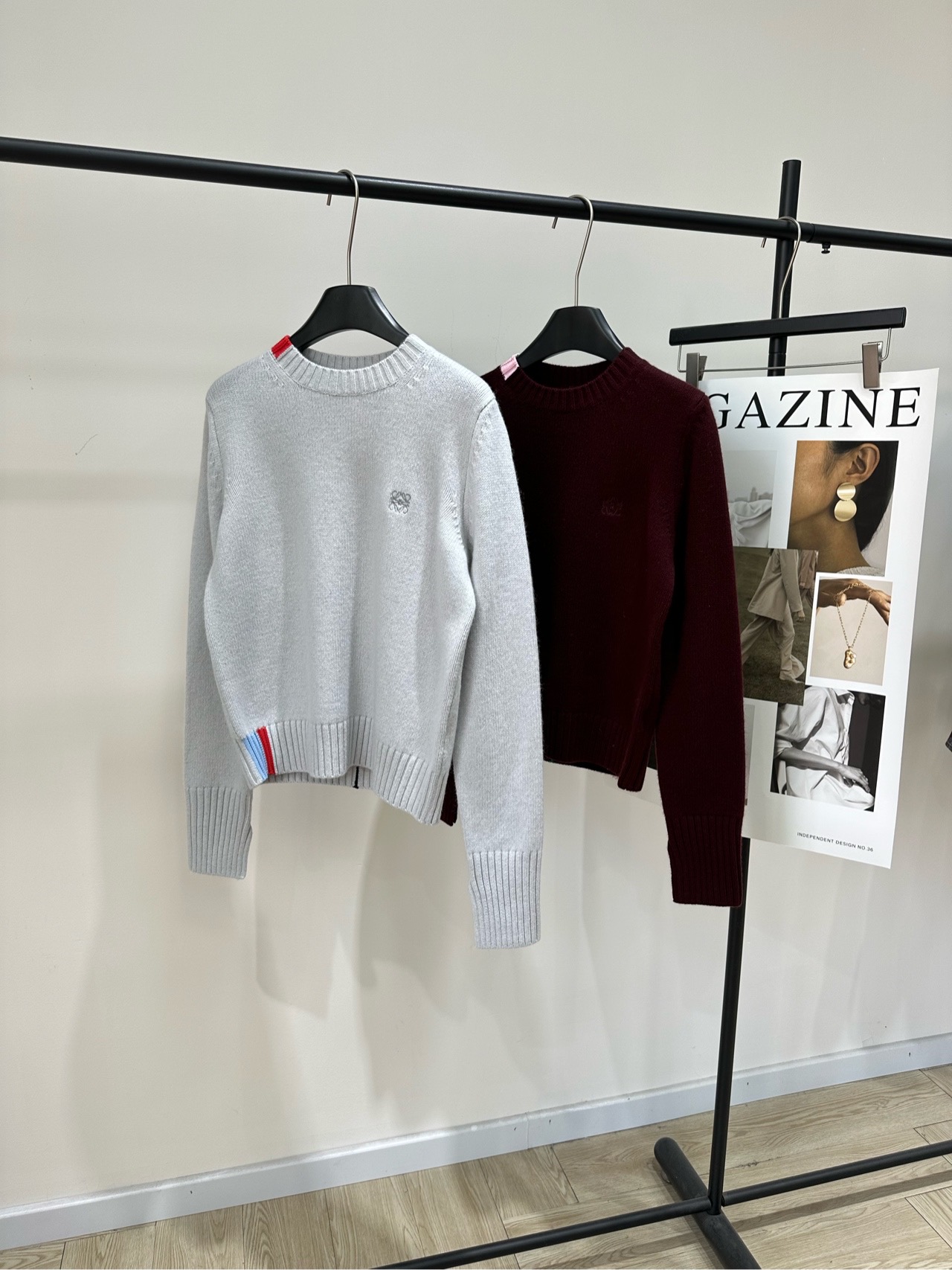 NO:696349,[loe contrasting color embroidered cashmere long-sleeved crew neck sweater], made of cashmere, color light gray, reddish brown, original customization!  Loe* 2026 early spring series color-blocked cashmere sweater. Cashmere, soft and skin-friendly, super comfortable to wear in autumn and winter! Light gray and versatile. Collar, cuffs and hem are contrasting with stitching, perfect details. Anagram embroidery on the chest is low-key and recognizable. The front-shoulder version is slim and can be worn alone or layered. It can be easily used for commuting and leisure. It is a must-have and practical item for autumn and winter wardrobes! Flat size  S Shoulder width 36, bust 92, length 53, sleeve length 66 M Shoulder width 38, chest 96, length 55, sleeve length 67 L Shoulder width 40, bust 100, length 57, sleeve length 68 Manual measurement will have an error of 2 to 3cm, which is within the normal range,,loewe,sweaters,19860909【loe撞色刺绣羊绒长袖圆领毛衣】 ,面料山羊绒 颜色浅灰、红棕色 原版定制！Loe*2026早春系列拼色羊绒毛衣 山羊绒,柔软亲肤,秋冬穿超舒服! 浅灰色百搭 领口,袖口和下摆撞色拼接,细节满分 胸前Anagram刺绣低调有辨识度 正肩版型显瘦,单穿或叠穿都很OK 通勤休闲都能轻松驾驭 是秋冬衣橱必备实用单品! 平铺尺码 S肩宽36,胸围92,衣长53,袖长66 M肩宽38,胸围96,衣长55,袖长67 L肩宽40,胸围100,衣长57,袖长68 手工测量会有2～3cm误差属于正常范围,,loewe,sweaters,,Women's clothing