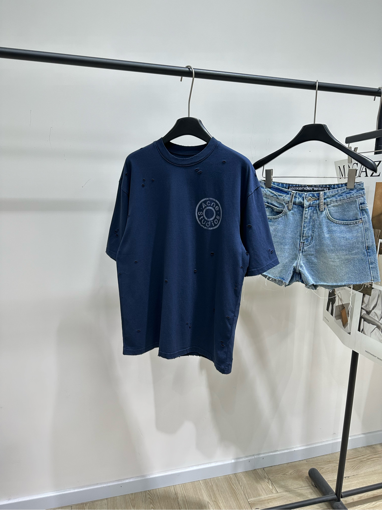 NO:696336,[AC navy blue circle printed holed short-sleeved T-shirt], the fabric is 100% cotton and the color is navy blue. Acne Studios' hole-in-the-wall short-sleeved T-shirt has a dark blue main color and a roundel logo on the chest. It is full of Nordic simplicity! The cotton fabric is soft and breathable, and the hole design has a super street feel. The loose fit can be easily controlled by men and women, casual and fashionable. It goes well with jeans and overalls in daily life. Comfortable and stylish, it is a must-have item for trendy wear! Flat size  S shoulder width 51, chest circumference 106, length 66, sleeve length 25 M shoulder width 52, chest circumference 110, length 68, sleeve length 26 L shoulder width 53, chest circumference 114, length 70, sleeve length 27 Manual measurement will have an error of 2 to 3cm, which is within the normal range, Acne studios, dior, jeans, T-shirt, tees, t-shirt,19860909【AC藏蓝圆圈印花破洞短袖T】 ,面料全棉 颜色藏蓝 Acne Studios这款破洞短袖T恤 深藏蓝主色+胸前圆标Logo 北欧简约风满满! 棉质面料柔软透气,破洞设计超有街头感 宽松版型男女都能轻松驾驭,休闲又时髦 日常搭配牛仔裤,工装裤都很出彩 舒适又有型,是潮流穿搭必备单品! 平铺尺码 S肩宽51,胸围106,衣长66,袖长25 M肩宽52,胸围110,衣长68,袖长26 L肩宽53,胸围114,衣长70,袖长27 手工测量会有2～3cm误差属于正常范围,,acne studios,dior,jeans,T-shirt,tees，t-shirt,,Women's clothing