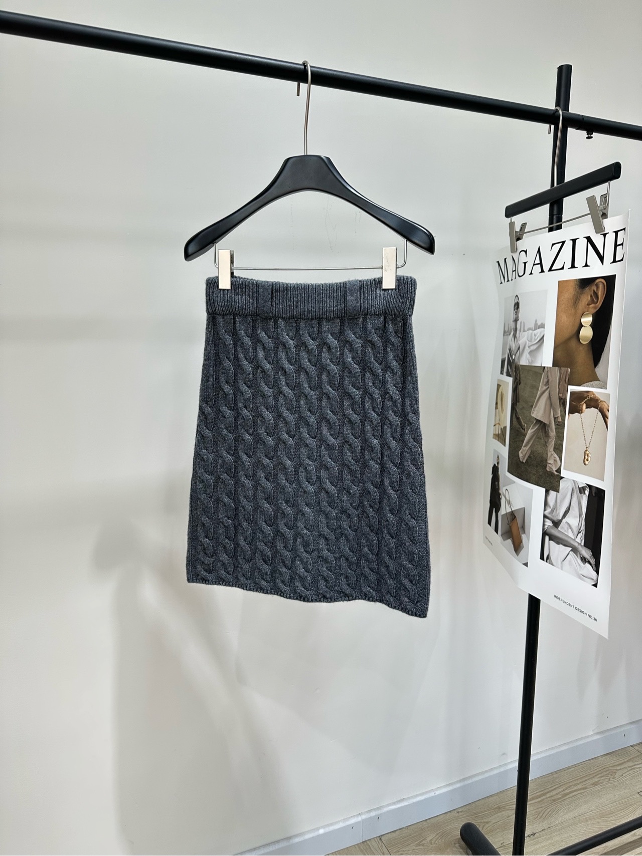 NO:697188,[M gray twist wool knitted skirt], fabric wool, color gray Miu's twist knitted skirt is made of high-quality wool, soft and skin-friendly and warm, perfect for autumn and winter! Dark gray + classic twist texture Low-key and elegant, the brand logo on the waist is very recognizable The skirt length is moderate, suitable for commuting and casual wear Pair it with a sweater or coat to easily create a high-end atmosphere It is a must-have and versatile item for autumn and winter wardrobes! Flat size  S waist 66 elastic, hip 82 elastic, skirt length 52 M waist 70 elastic, hip 86 elastic, skirt length 53 L waist 74 elastic, hip 90 elastic, skirt length 54 There will be an error of 2 to 3cm in manual measurement, which is within the normal range,,miumiu,skirts,19860909【M灰色麻花羊毛针织半裙】 ,面料羊毛 颜色灰色 Miu这款麻花针织半身裙 采用高品质羊毛,柔软亲肤又保暖 秋冬穿超合适!深灰色+经典麻花纹理 低调优雅,腰部品牌标识超有辨识度 裙长适中,通勤休闲都能穿 搭配针织衫或大衣,轻松打造高级氛围感 是秋冬衣橱必备百搭单品! 平铺尺码 S腰围66弹力,臀围82弹力,裙长52 M腰围70弹力,臀围86弹力,裙长53 L腰围74弹力,臀围90弹力,裙长54 手工测量会有2～3cm误差属于正常范围,,miumiu,skirts,,Women's clothing