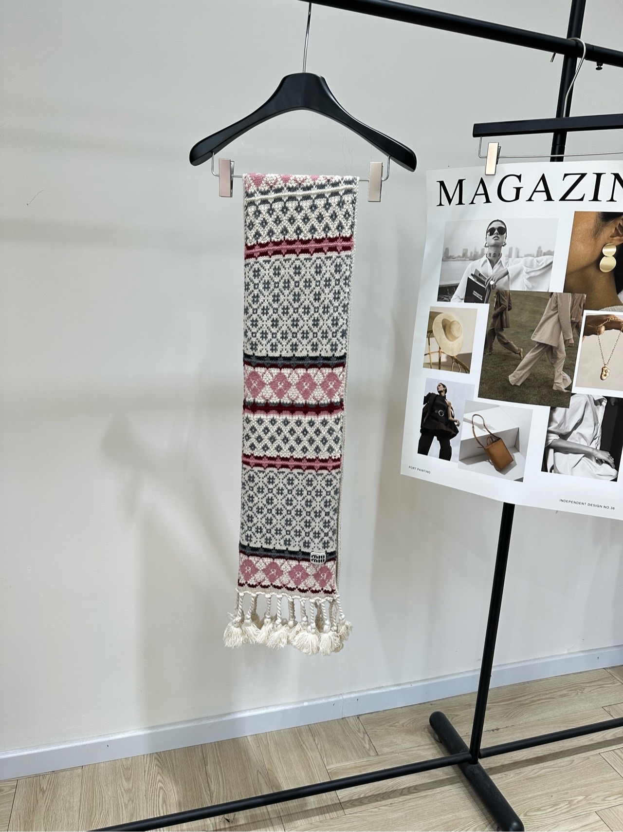 NO:697193,[M Pink White Fair Isle Wool Tassel Scarf] Scarf is non-returnable, fabric 30 cashmere 70 wool, color picture color Miu* Fair Isle Tassel Scarf Cashmere + wool blend, soft and skin-friendly and does not irritate the neck Classic Fair Isle jacquard, beige, pink, gray color The tassel design is super atmospheric Moderate size, can be easily matched for daily life or festivals Warm and fashionable, Christmas limited edition is perfect for gifts or collections Flat size F length 196cm, width 21cm  There will be an error of 2~3cm due to manual measurement, which is within the normal range,,miumiu,19860909【M粉白费尔岛羊毛流苏围巾】围巾不退换 ,面料30羊绒70羊毛 颜色图片色 Miu*费尔岛流苏围巾 羊绒+羊毛混纺,柔软亲肤不扎脖子 经典费尔岛提花,米色,粉色,灰色配色 流苏设计超有氛围感 尺寸适中,日常或节日都能轻松搭配 保暖又时髦,圣诞限定款超适合送礼或收藏 平铺尺码 F长196cm,宽21cm 手工测量会有2～3cm误差属于正常范围,,miumiu,,Women's clothing