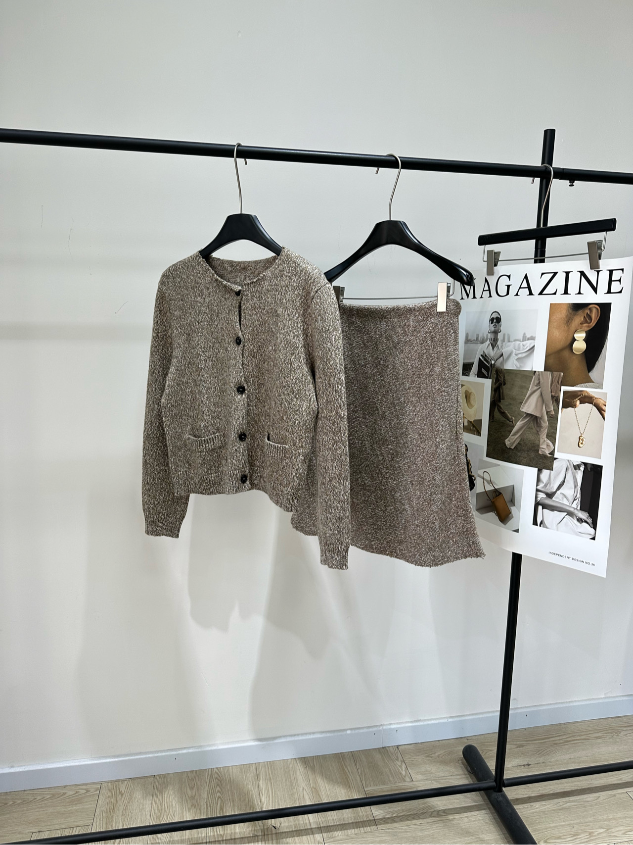 NO:697197,Cardigan, skirt p [M light brown sesame round neck cardigan + mid-length skirt], color light brown, fabric wool *｜Knitted wool button cardigan 25SS new winter style new!  The lines of this soft wool cardigan show a perceptual study of form. They fit the curves of the body and reveal the bold personality of layering and femininity. The delicate and modern contrast is revealed. The lines of this soft wool knitted skirt show a perceptual study of form. They fit the curves of the body and present a contrast of bold shapes and modern femininity. Cardigan lay flat size S Shoulder width 40, bust 94, length 52, sleeve length 59 M Shoulder width 41, bust 98, length 53, sleeve length 60  L Shoulder width 42, Bust 102, Length 54, Sleeve length 61 Skirt flat size S Waist 68, Hips 84 stretch, Skirt length 57 M Waist 72, Hips 88 stretch, Skirt length 58 L Waist 76, Hips 92 stretch, Skirt length 59 Manual measurement will have an error of 2 to 3cm, which is within the normal range,,skirts,19860909开衫, 半裙p【M浅咖色芝麻圆领开衫+中长裙】 , 颜色浅咖色,面料羊毛 *｜针织羊毛纽扣开衫 25SS冬季新款上新！ 柔软羊毛开衫的线条中展现出形态的感性研究 贴合身体曲线,揭示层次感和女性气质的大胆个性 精致现代的对比尽显其中 这款柔软羊毛针织裙的线条中 展现出形态的感性研究,贴合身体曲线 呈现出大胆造型与现代女性化对比 开衫平铺尺码 S肩宽40,胸围94,衣长52,袖长59 M肩宽41,胸围98,衣长53,袖长60 L肩宽42,胸围102,衣长54,袖长61 半裙平铺尺码 S腰围68,臀围84弹力,裙长57 M腰围72,臀围88弹力,裙长58 L腰围76,臀围92弹力,裙长59 手工测量会有2～3cm误差属于正常范围,,skirts,,Women's clothing