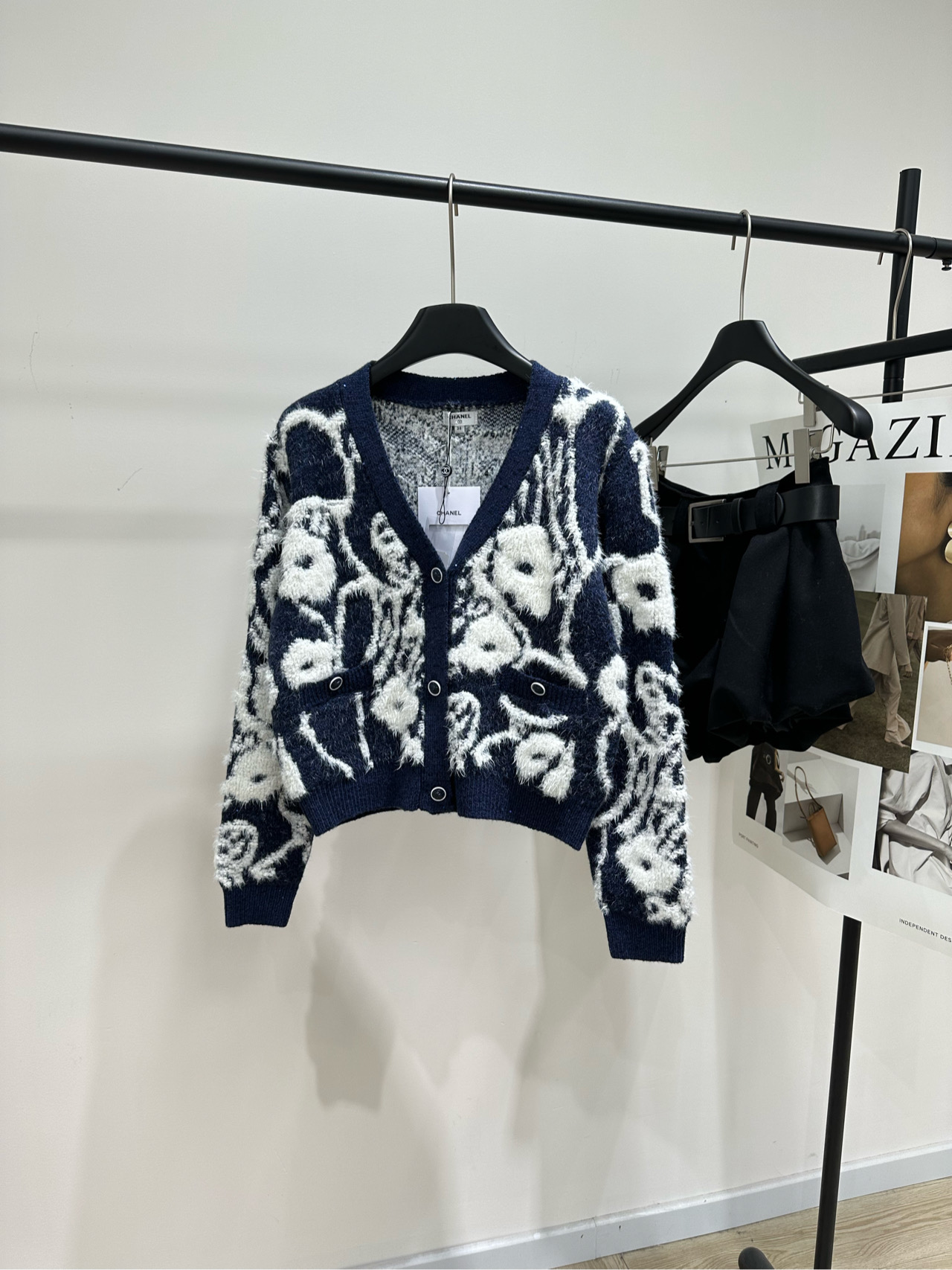 NO:697201,[Xiaoxiang blue and white contrasting camellia V-neck cardigan], fabric wool, blue and white contrasting color, Chan*22B autumn and winter series camellia knitted cardigan, blue and white color matching + three-dimensional jacquard, the camellia pattern is super recognizable. Cashmere blended material, soft and warm V-neck design, very elegant and casual with skirts or jeans ~ Jennie's same style is very popular in the fashion circle, heavy craftsmanship + scarcity, really worth buying! Flat size  S shoulder width 42, bust 98, length 49, sleeve length 59 M shoulder width 43, chest 102, length 50, sleeve length 60 L shoulder width 44, bust 106, length 51, sleeve length 61 Manual measurement will have an error of 2 to 3cm, which is within the normal range,,chanel,skirts,jeans,19860909【小香蓝白撞色山茶花V领开衫】 ,面料羊毛 颜色蓝白撞色 Chan*22B秋冬系列山茶花针织开衫 蓝白拼色+立体提花,山茶花图案超有辨识度 羊绒混纺材质,柔软又保暖 V领袖设计,搭裙装或牛仔裤都 很优雅随性~Jennie同款 时尚圈超火, 重工工艺+稀缺性,真的很值得入手! 平铺尺码 S肩宽42,胸围98,衣长49,袖长59 M肩宽43,胸围102,衣长50,袖长60 L肩宽44,胸围106,衣长51,袖长61 手工测量会有2～3cm误差属于正常范围,,chanel,skirts,jeans,,Women's clothing