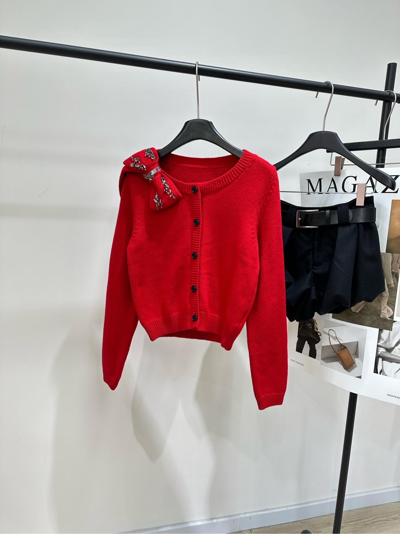 NO:708424,[JR red three-dimensional bow round neck cardigan], fabric 35 wool blend, color red JORYA's red bow knitted cardigan is made of wool blend, soft and warm, perfect for autumn and winter! It is red and white, three-dimensional bow on the left shoulder + hand-beaded sequins, full of sophistication. The short cut is neat, and it looks great when worn alone or inside. Pair it with a high-waisted skirt or jeans, and you can easily get a sweet cool style or a celebrity style~ and directly fill the festival atmosphere.  It’s the New Year and a must-have popular item for Christmas. Flat size S shoulder width 36, bust length 82 stretch, length 46, sleeve length 63 M shoulder width 37, bust length 86 stretch, length 47, sleeve length 64 L shoulder width 38, bust 90 stretch, length 48, sleeve length 65 There will be an error of 2 to 3cm in manual measurement, which is normal, skirts, jeans,19860909【JR红色立体蝴蝶结圆领开衫】 ,面料35羊毛混纺 颜色红色 JORYA这款红色蝴蝶结针织开衫 采用羊毛混纺,柔软又保暖 秋冬穿超合适! 正红色显白,左肩立体蝴蝶结+手工钉珠亮片 精致感满满 短款剪裁利落,单穿或内搭都很出彩 搭配高腰裙or牛仔裤 轻松 get甜酷风or名媛风~ 节日氛围感直接拉满 是新年,圣诞必入热门单品 平铺尺码 S肩宽36,胸围82弹力,衣长46,袖长63 M肩宽37,胸围86弹力,衣长47,袖长64 L肩宽38,胸围90弹力,衣长48,袖长65 手工测量会有2～3cm误差属于正常范围,,skirts,jeans,,Women's clothing