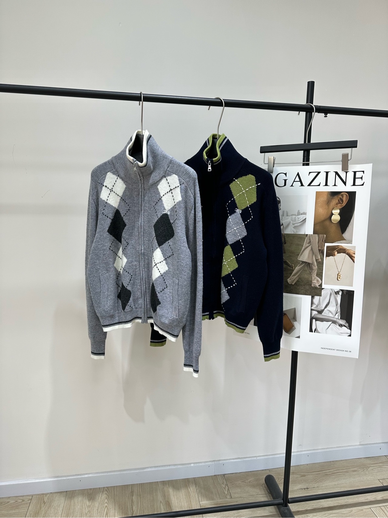 NO:708420,[GR Geometric Plaid Stand Collar Zipper Cardigan], fabric wool blend, color gray, navy blue GRVRGROVE2025 winter new diamond knitted cardigan, gray and black color, full of retro college style! Double zipper stand collar design, easy to put on and take off and slimming. Soft and waxy knitted fabric, super comfortable to wear in autumn and winter. The loose version is OK to be worn alone. Pair it with a pleated skirt or wide-leg pants to easily get the Korean atmosphere~  Can be worn for daily commuting, campus, and leisure, practical and fashionable! Flat size S Raglan sleeves, bust 112, length 54, shoulder sleeve length 74 M Raglan sleeves, chest 116, length 56, shoulder sleeve length 75 L Raglan sleeves, chest 120, length 57, shoulder sleeve length 76 There will be an error of 2 to 3cm in manual measurement, which is normal range,,skirts,19860909【GR几何格纹立领拉链开衫】 ,面料羊毛混纺 颜色灰色、藏蓝 GRVRGROVE2025冬季新款菱格针织开衫 灰黑白配色,复古学院风满满! 双拉链立领设计,穿脱方便又显瘦 软糯针织面料,秋冬穿超舒服 宽松版型叠穿单穿都OK 搭配百褶裙或阔腿裤 轻松get韩系氛围感~ 日常通勤,校园,休闲都能穿,实用又时髦! 平铺尺码 S插肩袖,胸围112,衣长54,肩袖长74 M插肩袖,胸围116,衣长56,肩袖长75 L插肩袖,胸围120,衣长57,肩袖长76 手工测量会有2～3cm误差属于正常范围,,skirts,,Women's clothing