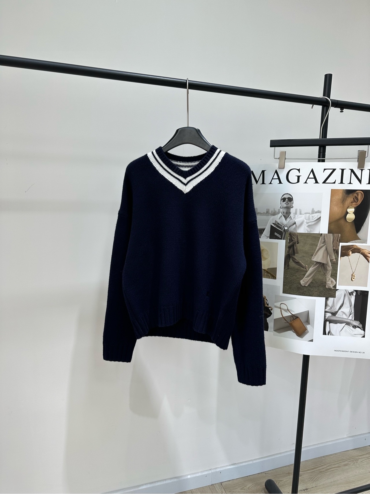 NO:708415,[ce navy blue white edge embroidered V-neck long-sleeved sweater], made of cashmere, color navy, original customization, high-end production CELIN* This collegiate style V-neck sweater has navy blue main color + white contrasting stripes, simple and layered. Soft knitted fabric, close to the skin and comfortable. The loose version is super slim and super friendly to the body! The V-neck design is layered with a white shirt, which creates a full college atmosphere. It can be easily worn for commuting, campus, and leisure~ Pair it with jeans or a skirt  Refreshing and neat, you can easily get a fashionable look! Flat size S shoulder width 58, chest 106, length 54, sleeve length 52 M shoulder width 59, chest 110, length 55, sleeve length 53 L shoulder width 60, chest 114, length 56, sleeve length 54 Manual measurement will have an error of 2 to 3cm, which is within the normal range,,celine,skirts,jeans,sweaters,shirts,19860909【ce藏蓝白边刺绣V领长袖毛衣】 ,面料羊绒 颜色藏蓝 原版定制,高版出品 CELIN*这款学院风V领针织衫 藏青主色+白色撞色条纹,简约又有层次感 柔软针织面料,贴肤舒适 宽松版型超显瘦,对身材超友好! V领设计叠穿白衬衫,学院氛围感拉满 通勤,校园,休闲都能轻松驾驭~ 搭配牛仔裤或半裙 清爽利落,轻松get时髦造型! 平铺尺码 S肩宽58,胸围106,衣长54,袖长52 M肩宽59,胸围110,衣长55,袖长53 L肩宽60,胸围114,衣长56,袖长54 手工测量会有2～3cm误差属于正常范围,,celine,skirts,jeans,sweaters,shirts,,Women's clothing