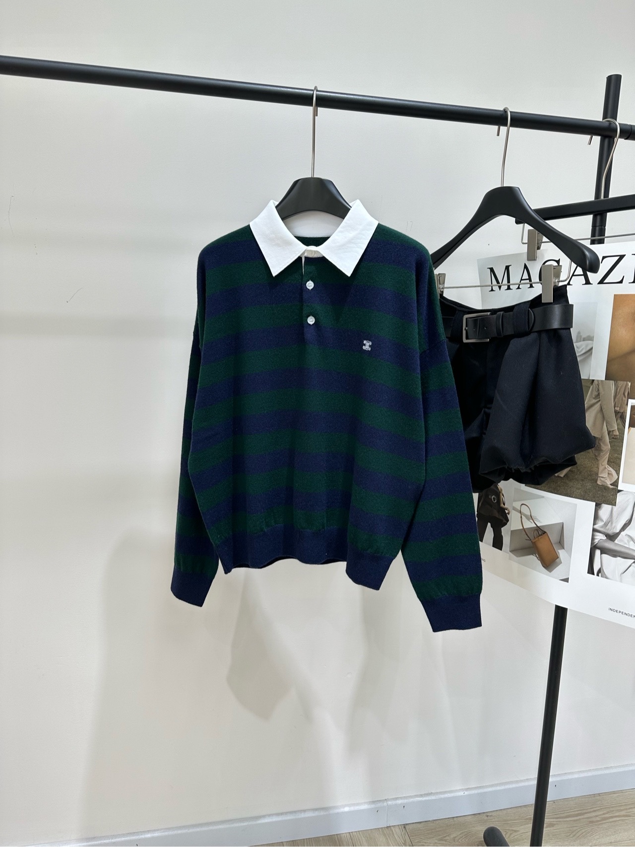 NO:708743,[ce blue and green color matching white collar polo sweater], fabric 94 wool blend, color blue and green color matching, this striped POLO sweater, green + dark blue contrast design, white lapels are very college style! The wool knitted fabric is soft and comfortable, very suitable for autumn and winter. The small embroidery on the chest is super exquisite, and the details are perfect. The loose version is tolerant to a variety of body types. It looks great with jeans or casual pants. It can be easily worn for daily commuting and campus wear! Flat size  S Shoulder width 64, bust 116, length 58, sleeve length 50 M Shoulder width 65, bust 120, length 60, sleeve length 51 L Shoulder width 66, bust 124, length 62, sleeve length 52 Manual measurement will have an error of 2 to 3cm, which is normal,,jeans,19860909【ce蓝绿拼色白领polo针织衫】 ,面料94羊毛混纺 颜色蓝绿拼色 这款条纹POLO针织衫 绿色+深蓝撞色设计,白色翻领超有学院风! 羊毛针织面料柔软舒适,秋冬穿超合适 胸前小刺绣超精致,细节满分 宽松版型,包容多种身材 随便搭牛仔裤or休闲裤都很出彩 日常通勤,校园穿搭都能轻松驾驭! 平铺尺码 S肩宽64,胸围116,衣长58,袖长50 M肩宽65,胸围120,衣长60,袖长51 L肩宽66,胸围124,衣长62,袖长52 手工测量会有2～3cm误差属于正常范围,,jeans,,Women's clothing